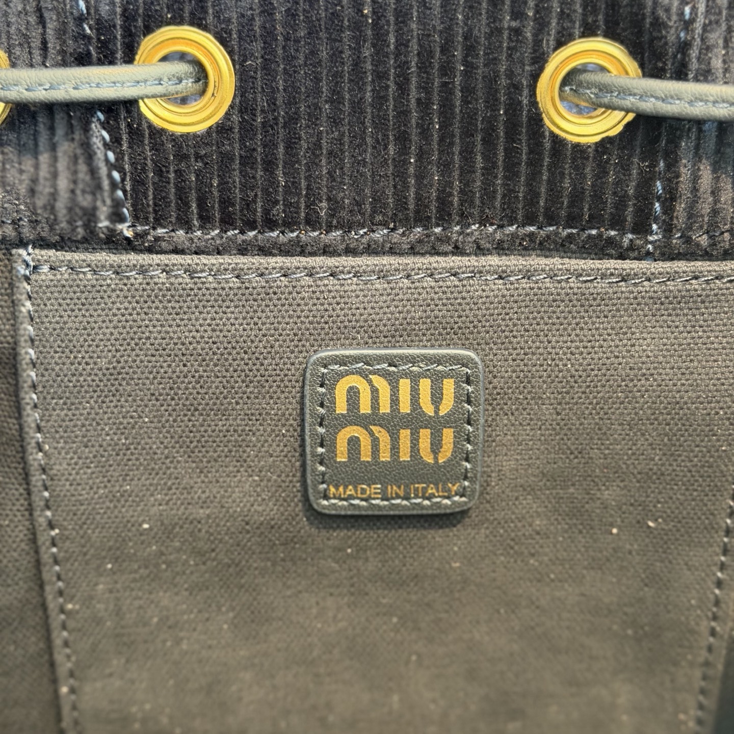 P710 Miu 25SS系列秀款灯芯绒背包
设计灵感源自校园，采用耐磨的灯芯绒和柔软的牛皮材质，独特的多口袋设计，是复古与实用的完美融合。推出四种充满复古文艺气息的颜色，校园少女风穿搭的必备单品啦！

型号：5BZ043
尺寸：18*22*11.5cm（灯芯绒）