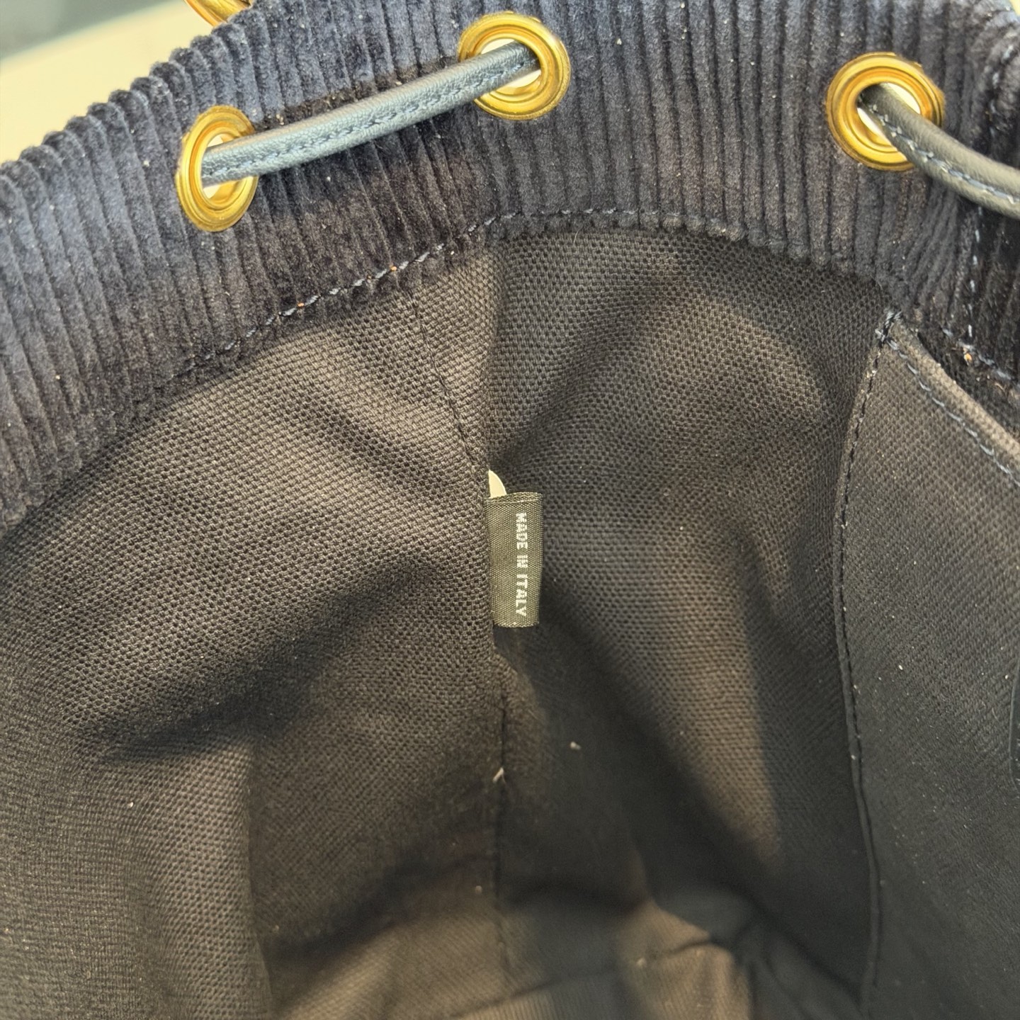 P710 Miu 25SS系列秀款灯芯绒背包
设计灵感源自校园，采用耐磨的灯芯绒和柔软的牛皮材质，独特的多口袋设计，是复古与实用的完美融合。推出四种充满复古文艺气息的颜色，校园少女风穿搭的必备单品啦！

型号：5BZ043
尺寸：18*22*11.5cm（灯芯绒）