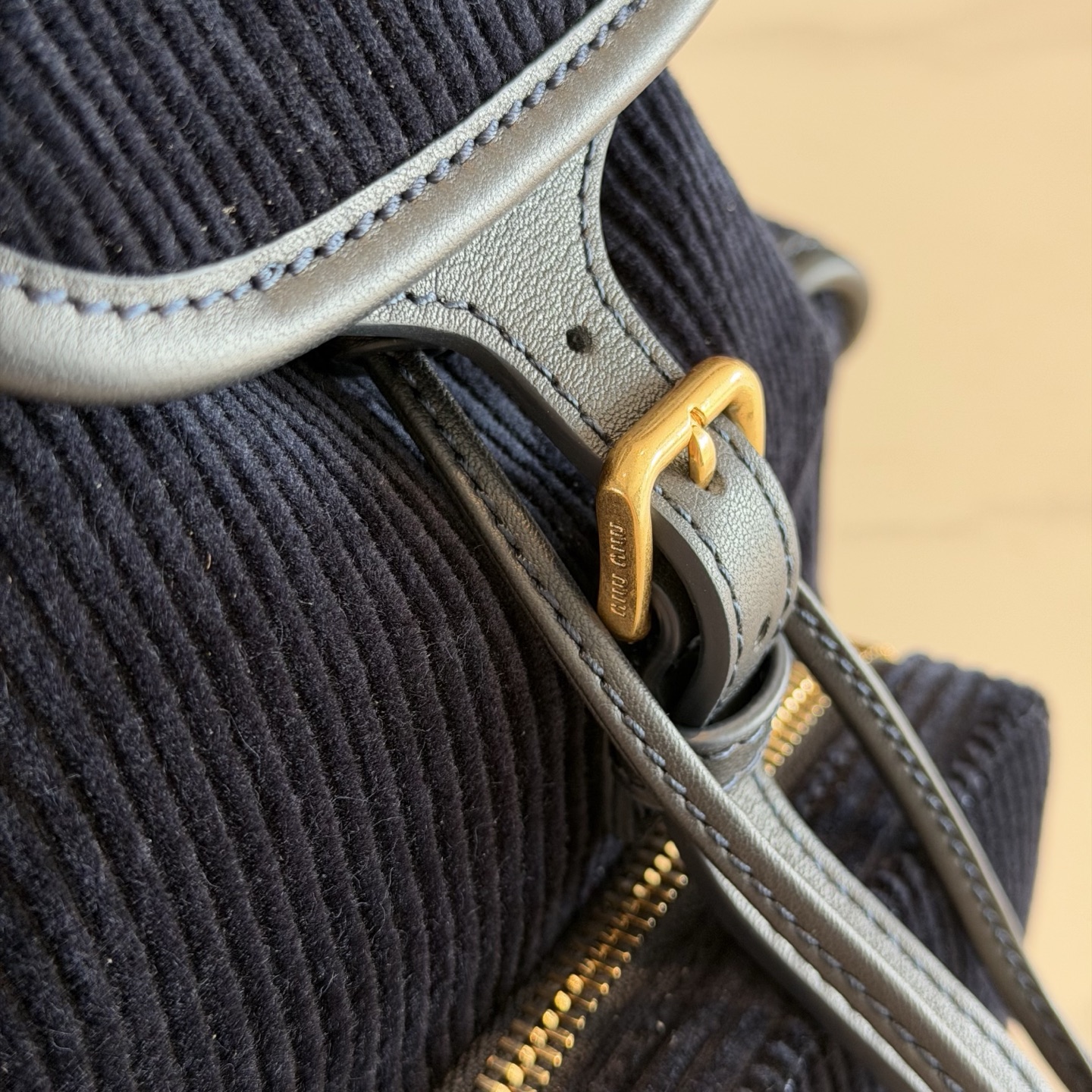 P710 Miu 25SS系列秀款灯芯绒背包
设计灵感源自校园，采用耐磨的灯芯绒和柔软的牛皮材质，独特的多口袋设计，是复古与实用的完美融合。推出四种充满复古文艺气息的颜色，校园少女风穿搭的必备单品啦！

型号：5BZ043
尺寸：18*22*11.5cm（灯芯绒）