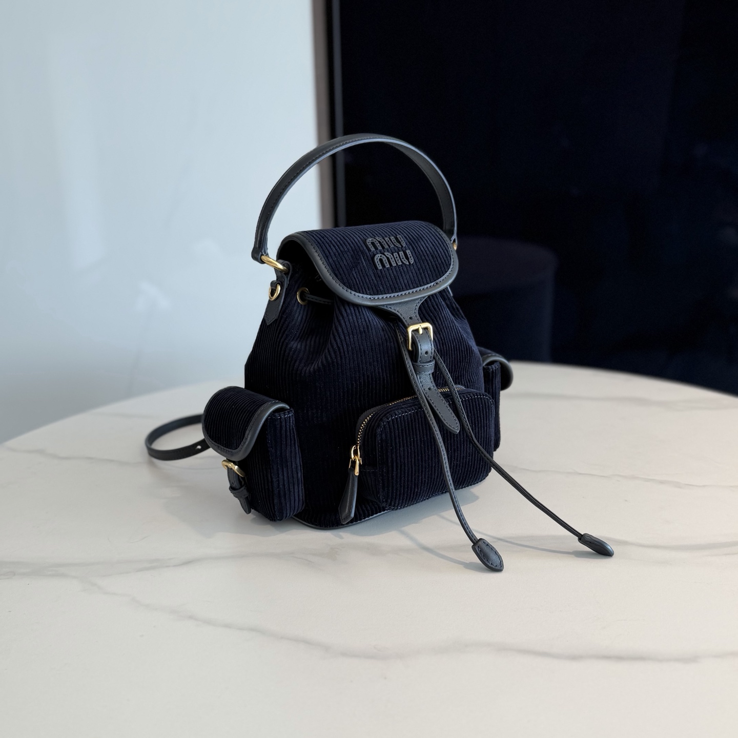 P710 Miu 25SS系列秀款灯芯绒背包
设计灵感源自校园，采用耐磨的灯芯绒和柔软的牛皮材质，独特的多口袋设计，是复古与实用的完美融合。推出四种充满复古文艺气息的颜色，校园少女风穿搭的必备单品啦！

型号：5BZ043
尺寸：18*22*11.5cm（灯芯绒）