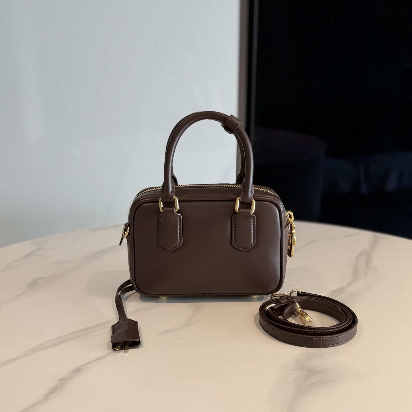 P780 Mi* Mi*  Arcadie 保龄球包，简约复古超有质感计。正面压印徽标，细节精致，配手提柄、可拆卸肩带，支持手提、单肩、斜挎多种背法。小号包型，容量刚好，手机零钱都能装，通勤约会都 OK ！秋冬搭配大衣毛衣，时髦又百搭
型号：5BB123
尺寸：19*13*6cm