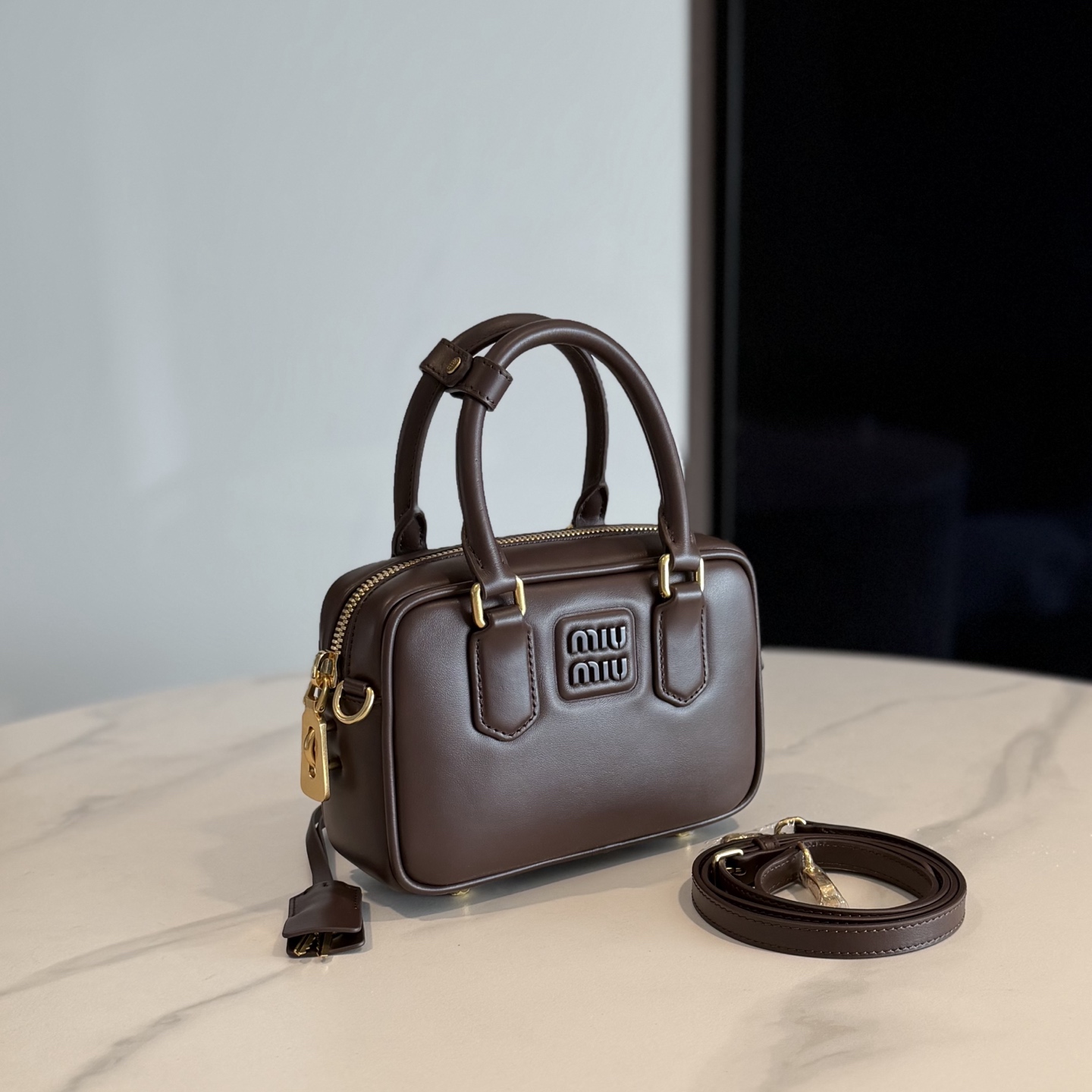 P780 Mi* Mi*  Arcadie 保龄球包，简约复古超有质感计。正面压印徽标，细节精致，配手提柄、可拆卸肩带，支持手提、单肩、斜挎多种背法。小号包型，容量刚好，手机零钱都能装，通勤约会都 OK ！秋冬搭配大衣毛衣，时髦又百搭
型号：5BB123
尺寸：19*13*6cm