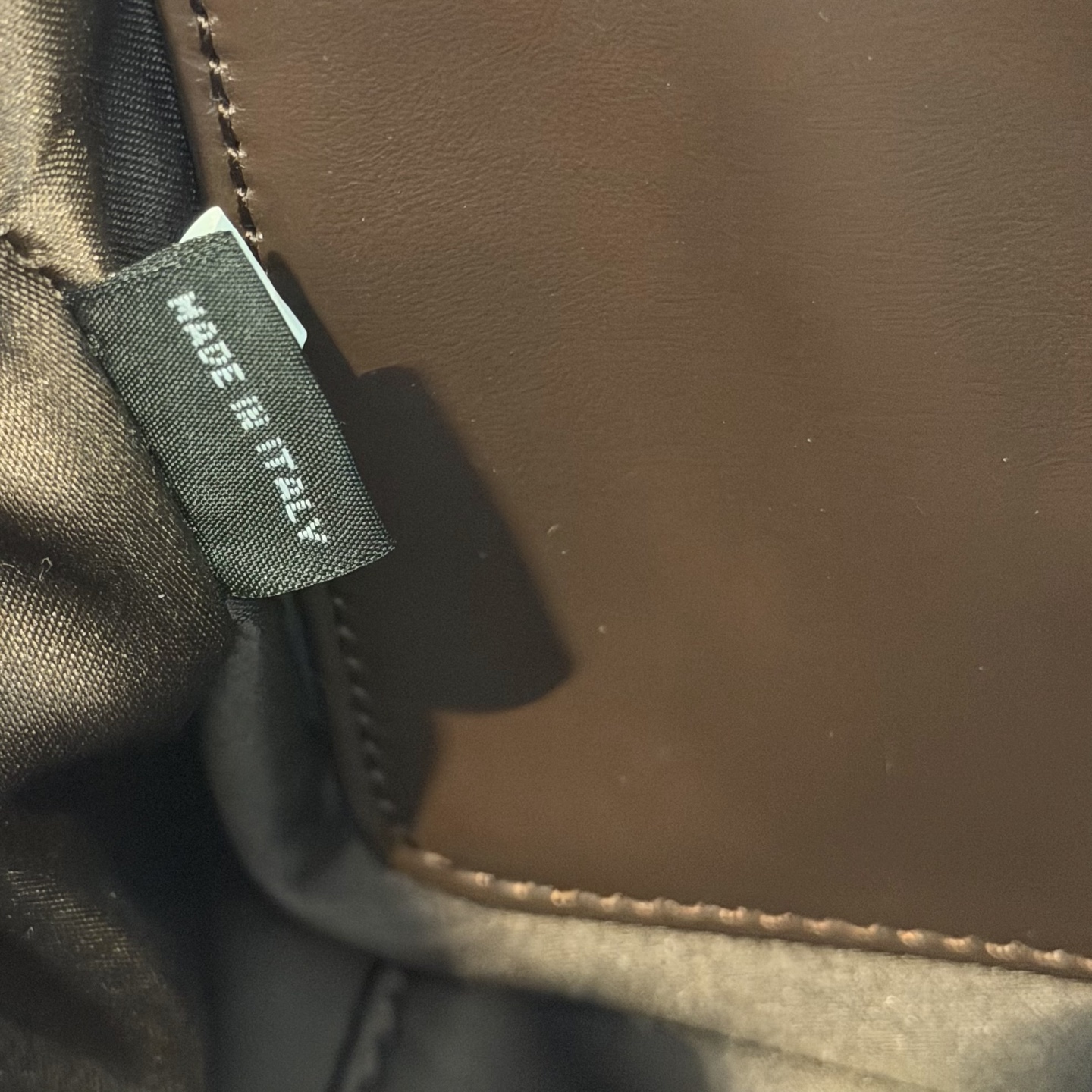 P780 Mi* Mi*  Arcadie 保龄球包，简约复古超有质感计。正面压印徽标，细节精致，配手提柄、可拆卸肩带，支持手提、单肩、斜挎多种背法。小号包型，容量刚好，手机零钱都能装，通勤约会都 OK ！秋冬搭配大衣毛衣，时髦又百搭
型号：5BB123
尺寸：19*13*6cm