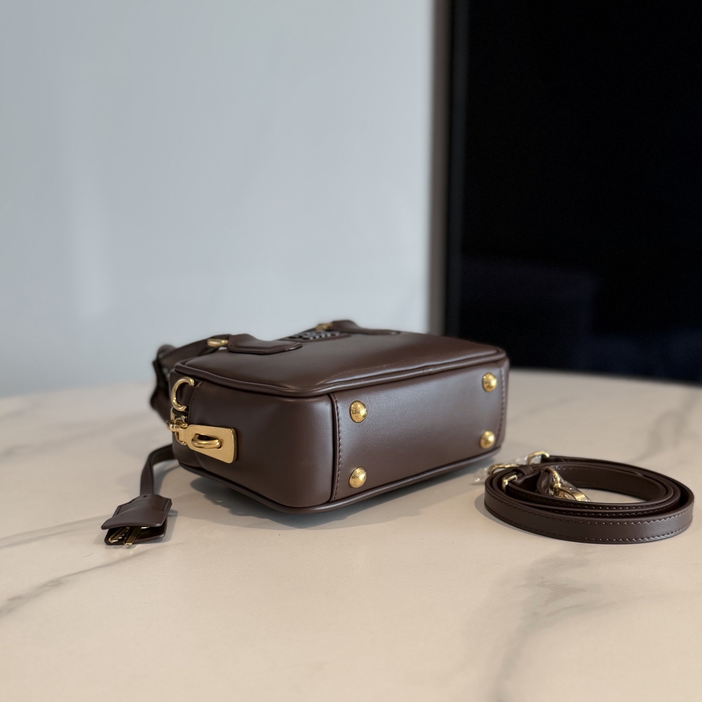 P780 Mi* Mi*  Arcadie 保龄球包，简约复古超有质感计。正面压印徽标，细节精致，配手提柄、可拆卸肩带，支持手提、单肩、斜挎多种背法。小号包型，容量刚好，手机零钱都能装，通勤约会都 OK ！秋冬搭配大衣毛衣，时髦又百搭
型号：5BB123
尺寸：19*13*6cm