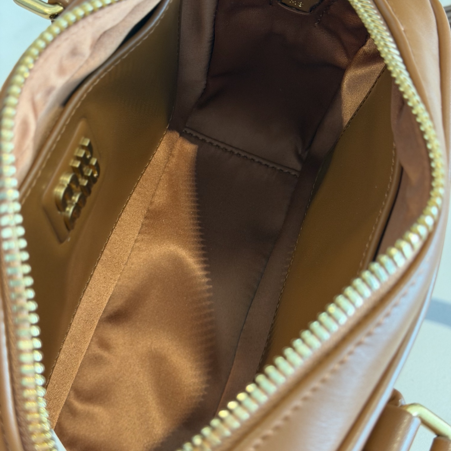 P780 Mi* Mi*  Arcadie 保龄球包，简约复古超有质感计。正面压印徽标，细节精致，配手提柄、可拆卸肩带，支持手提、单肩、斜挎多种背法。小号包型，容量刚好，手机零钱都能装，通勤约会都 OK ！秋冬搭配大衣毛衣，时髦又百搭
型号：5BB123
尺寸：19*13*6cm