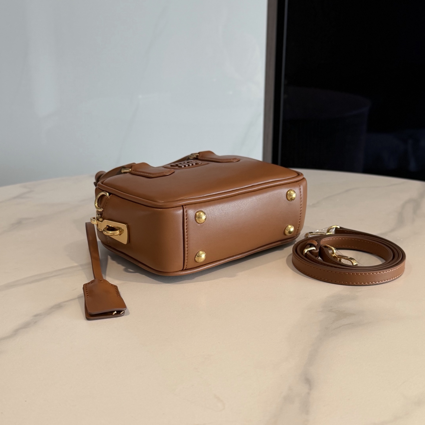 P780 Mi* Mi*  Arcadie 保龄球包，简约复古超有质感计。正面压印徽标，细节精致，配手提柄、可拆卸肩带，支持手提、单肩、斜挎多种背法。小号包型，容量刚好，手机零钱都能装，通勤约会都 OK ！秋冬搭配大衣毛衣，时髦又百搭
型号：5BB123
尺寸：19*13*6cm