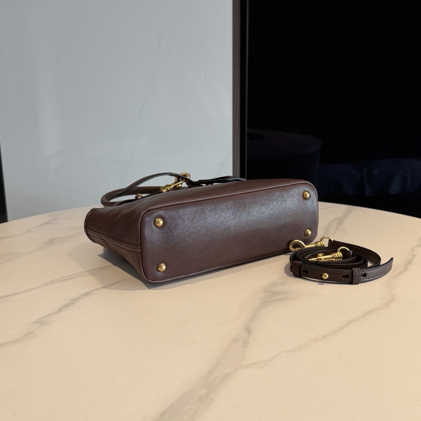 P770 Mi* Mi* 26ss Aventure 采用全新植柔羊皮，皮质柔软高级，Aventure Nappa皮革手袋灵感源自Miu典藏设计，结构经过调整，小版比例更为精致，变得更加轻便，焕发全新个性，饰以压花字母徽标，增添标志性元素，复古金色五金配件，亚麻混纺衬里，配拉链口袋和贴袋，增加长肩带使用更便利，手腕适合用作手提或单肩，
型号：5BA292～
尺寸：30*22*10cm