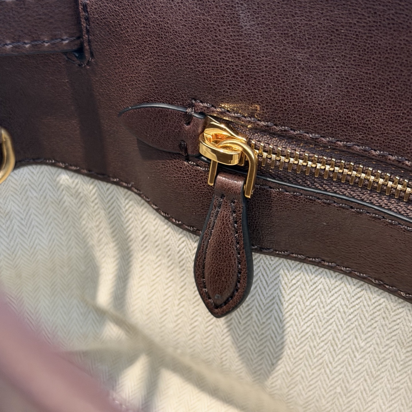 P770 Mi* Mi* 26ss Aventure 采用全新植柔羊皮，皮质柔软高级，Aventure Nappa皮革手袋灵感源自Miu典藏设计，结构经过调整，小版比例更为精致，变得更加轻便，焕发全新个性，饰以压花字母徽标，增添标志性元素，复古金色五金配件，亚麻混纺衬里，配拉链口袋和贴袋，增加长肩带使用更便利，手腕适合用作手提或单肩，
型号：5BA292～
尺寸：30*22*10cm