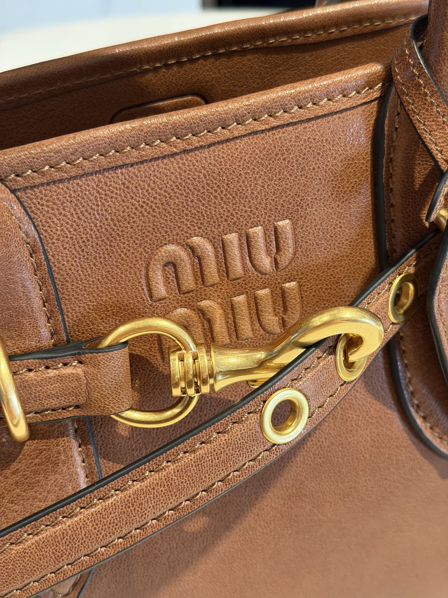 P770 Mi* Mi* 26ss Aventure 采用全新植柔羊皮，皮质柔软高级，Aventure Nappa皮革手袋灵感源自Miu典藏设计，结构经过调整，小版比例更为精致，变得更加轻便，焕发全新个性，饰以压花字母徽标，增添标志性元素，复古金色五金配件，亚麻混纺衬里，配拉链口袋和贴袋，增加长肩带使用更便利，手腕适合用作手提或单肩，
型号：5BA292～
尺寸：30*22*10cm