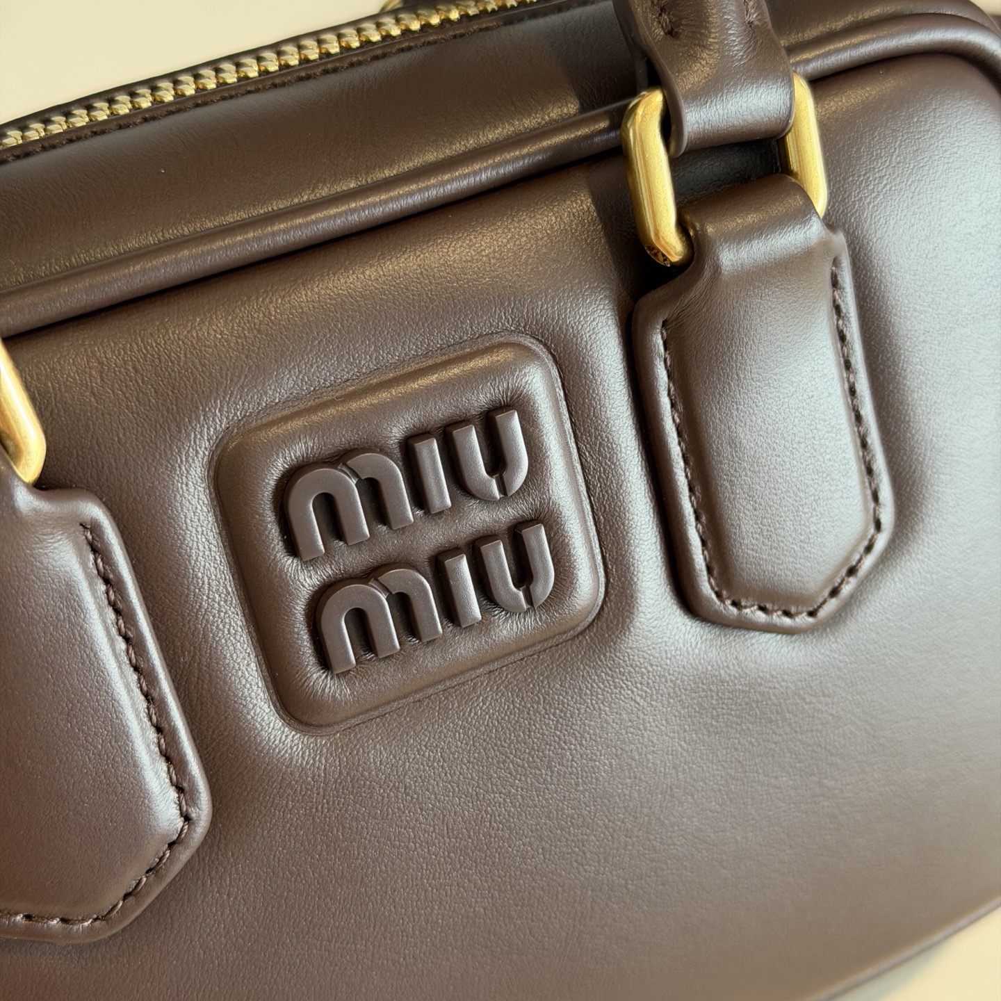 P780 Mi* Mi*  Arcadie 保龄球包，简约复古超有质感计。正面压印徽标，细节精致，配手提柄、可拆卸肩带，支持手提、单肩、斜挎多种背法。小号包型，容量刚好，手机零钱都能装，通勤约会都 OK ！秋冬搭配大衣毛衣，时髦又百搭
型号：5BB123
尺寸：19*13*6cm