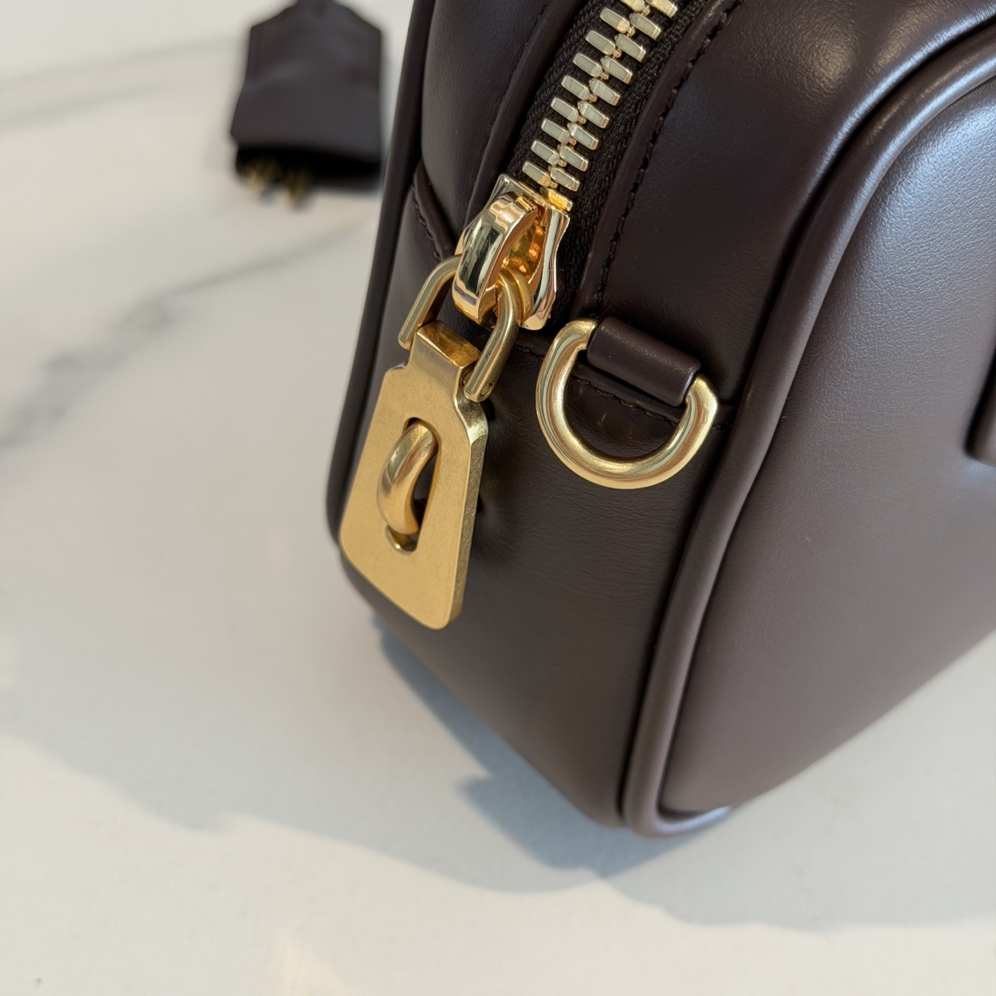 P780 Mi* Mi*  Arcadie 保龄球包，简约复古超有质感计。正面压印徽标，细节精致，配手提柄、可拆卸肩带，支持手提、单肩、斜挎多种背法。小号包型，容量刚好，手机零钱都能装，通勤约会都 OK ！秋冬搭配大衣毛衣，时髦又百搭
型号：5BB123
尺寸：19*13*6cm