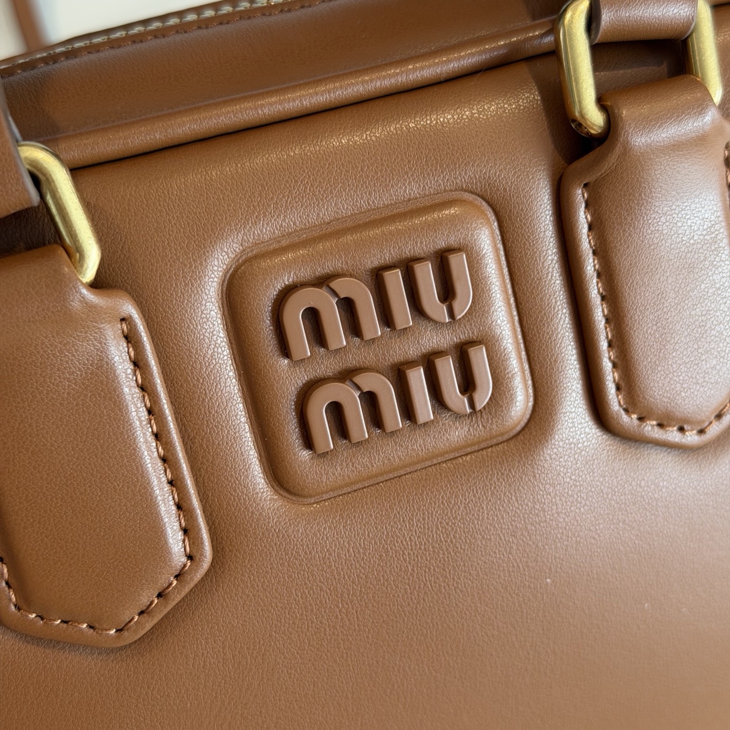 P780 Mi* Mi*  Arcadie 保龄球包，简约复古超有质感计。正面压印徽标，细节精致，配手提柄、可拆卸肩带，支持手提、单肩、斜挎多种背法。小号包型，容量刚好，手机零钱都能装，通勤约会都 OK ！秋冬搭配大衣毛衣，时髦又百搭
型号：5BB123
尺寸：19*13*6cm