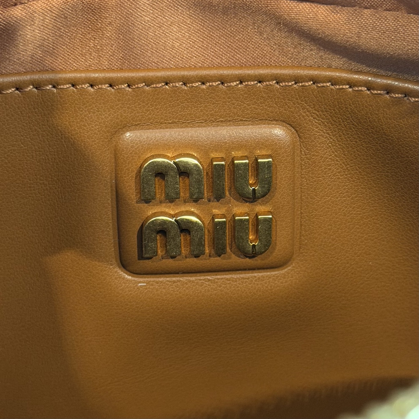 P780 Mi* Mi*  Arcadie 保龄球包，简约复古超有质感计。正面压印徽标，细节精致，配手提柄、可拆卸肩带，支持手提、单肩、斜挎多种背法。小号包型，容量刚好，手机零钱都能装，通勤约会都 OK ！秋冬搭配大衣毛衣，时髦又百搭
型号：5BB123
尺寸：19*13*6cm