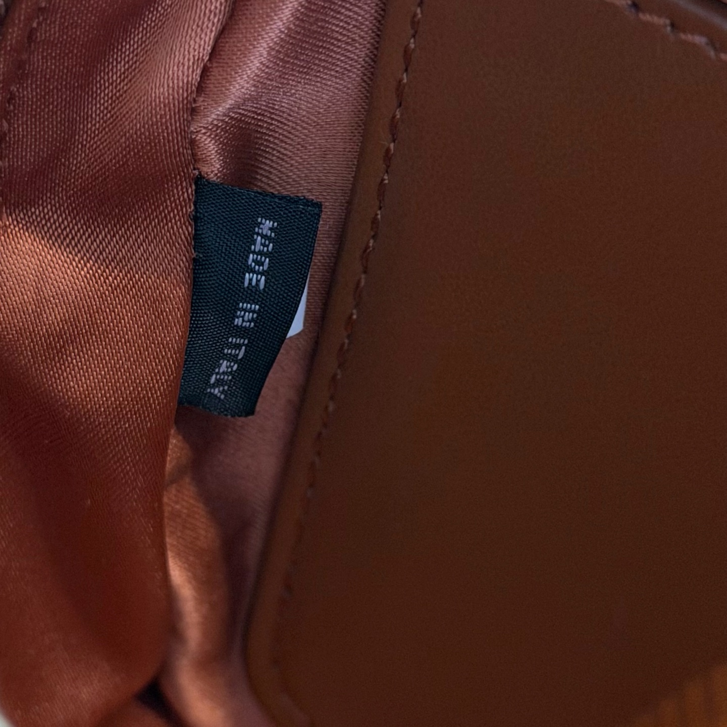 P780 Mi* Mi*  Arcadie 保龄球包，简约复古超有质感计。正面压印徽标，细节精致，配手提柄、可拆卸肩带，支持手提、单肩、斜挎多种背法。小号包型，容量刚好，手机零钱都能装，通勤约会都 OK ！秋冬搭配大衣毛衣，时髦又百搭
型号：5BB123
尺寸：19*13*6cm