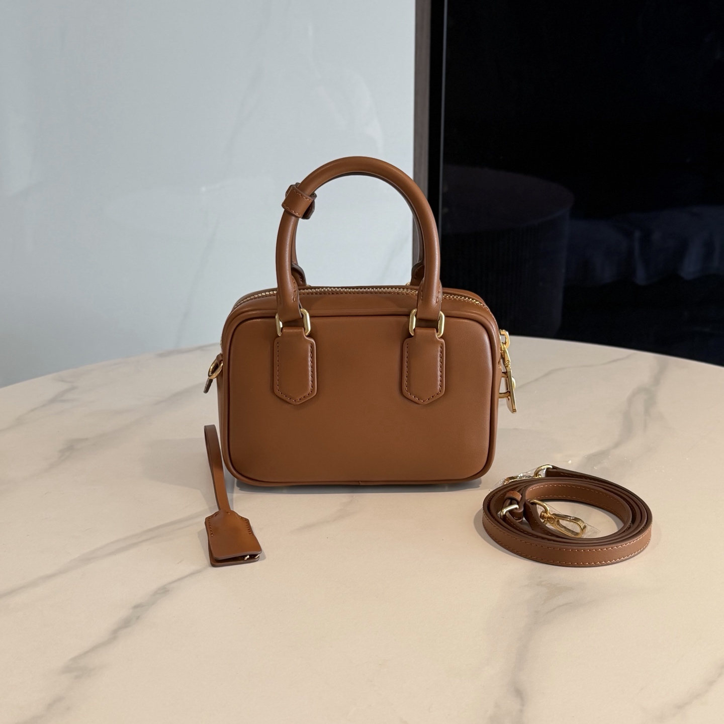 P780 Mi* Mi*  Arcadie 保龄球包，简约复古超有质感计。正面压印徽标，细节精致，配手提柄、可拆卸肩带，支持手提、单肩、斜挎多种背法。小号包型，容量刚好，手机零钱都能装，通勤约会都 OK ！秋冬搭配大衣毛衣，时髦又百搭
型号：5BB123
尺寸：19*13*6cm