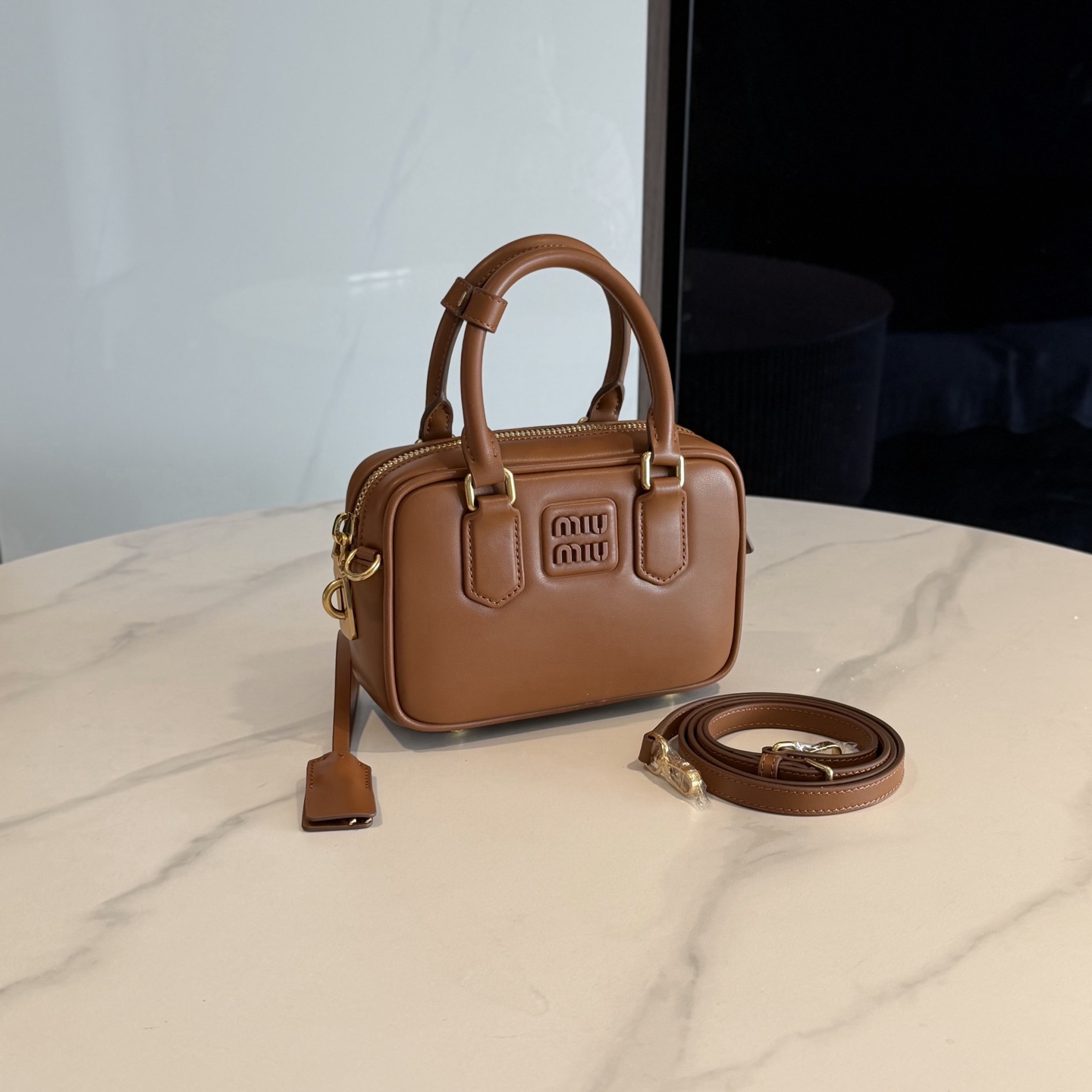 P780 Mi* Mi*  Arcadie 保龄球包，简约复古超有质感计。正面压印徽标，细节精致，配手提柄、可拆卸肩带，支持手提、单肩、斜挎多种背法。小号包型，容量刚好，手机零钱都能装，通勤约会都 OK ！秋冬搭配大衣毛衣，时髦又百搭
型号：5BB123
尺寸：19*13*6cm