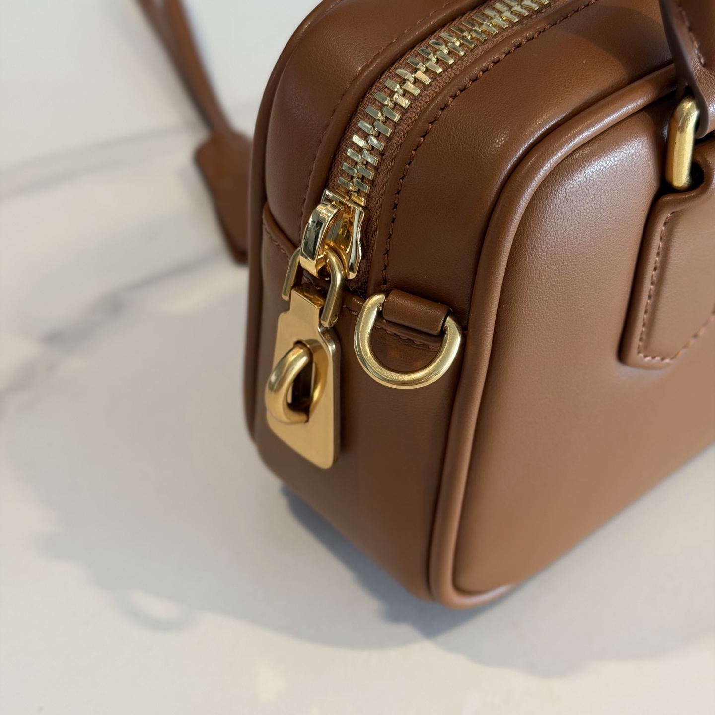 P780 Mi* Mi*  Arcadie 保龄球包，简约复古超有质感计。正面压印徽标，细节精致，配手提柄、可拆卸肩带，支持手提、单肩、斜挎多种背法。小号包型，容量刚好，手机零钱都能装，通勤约会都 OK ！秋冬搭配大衣毛衣，时髦又百搭
型号：5BB123
尺寸：19*13*6cm