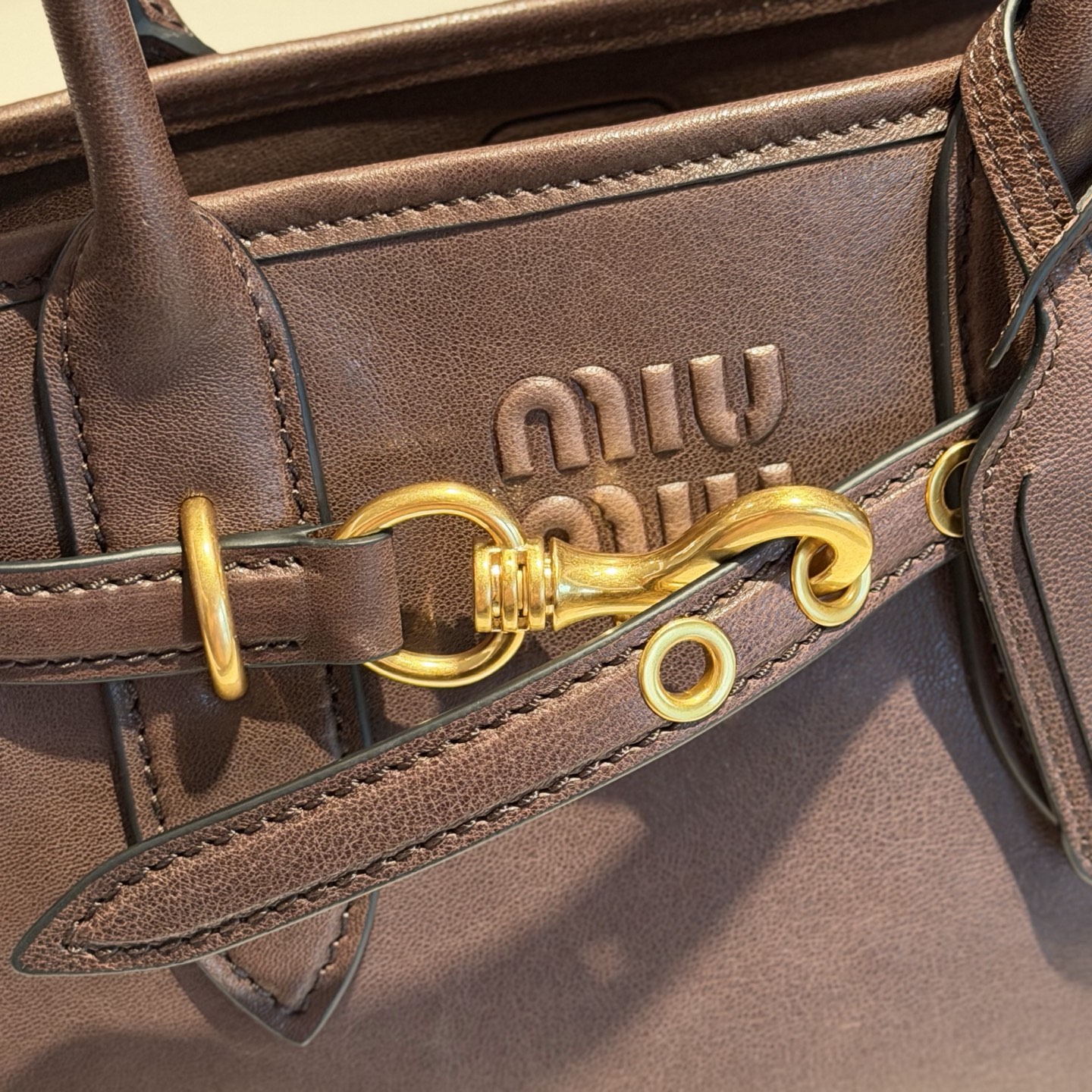 P770 Mi* Mi* 26ss Aventure 采用全新植柔羊皮，皮质柔软高级，Aventure Nappa皮革手袋灵感源自Miu典藏设计，结构经过调整，小版比例更为精致，变得更加轻便，焕发全新个性，饰以压花字母徽标，增添标志性元素，复古金色五金配件，亚麻混纺衬里，配拉链口袋和贴袋，增加长肩带使用更便利，手腕适合用作手提或单肩，
型号：5BA292～
尺寸：30*22*10cm