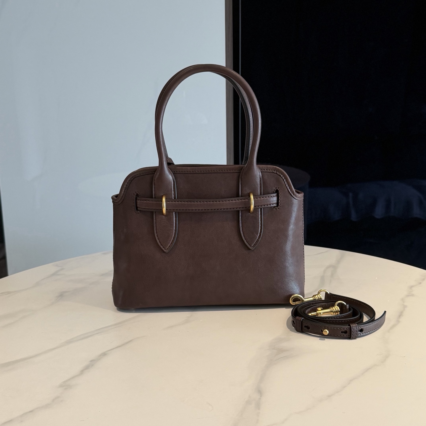 P770 Mi* Mi* 26ss Aventure 采用全新植柔羊皮，皮质柔软高级，Aventure Nappa皮革手袋灵感源自Miu典藏设计，结构经过调整，小版比例更为精致，变得更加轻便，焕发全新个性，饰以压花字母徽标，增添标志性元素，复古金色五金配件，亚麻混纺衬里，配拉链口袋和贴袋，增加长肩带使用更便利，手腕适合用作手提或单肩，
型号：5BA292～
尺寸：30*22*10cm