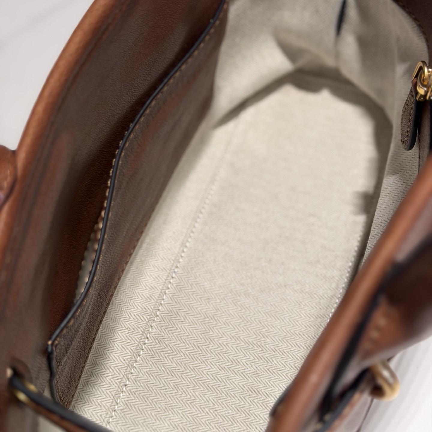 P770 Mi* Mi* 26ss Aventure 采用全新植柔羊皮，皮质柔软高级，Aventure Nappa皮革手袋灵感源自Miu典藏设计，结构经过调整，小版比例更为精致，变得更加轻便，焕发全新个性，饰以压花字母徽标，增添标志性元素，复古金色五金配件，亚麻混纺衬里，配拉链口袋和贴袋，增加长肩带使用更便利，手腕适合用作手提或单肩，
型号：5BA292～
尺寸：30*22*10cm