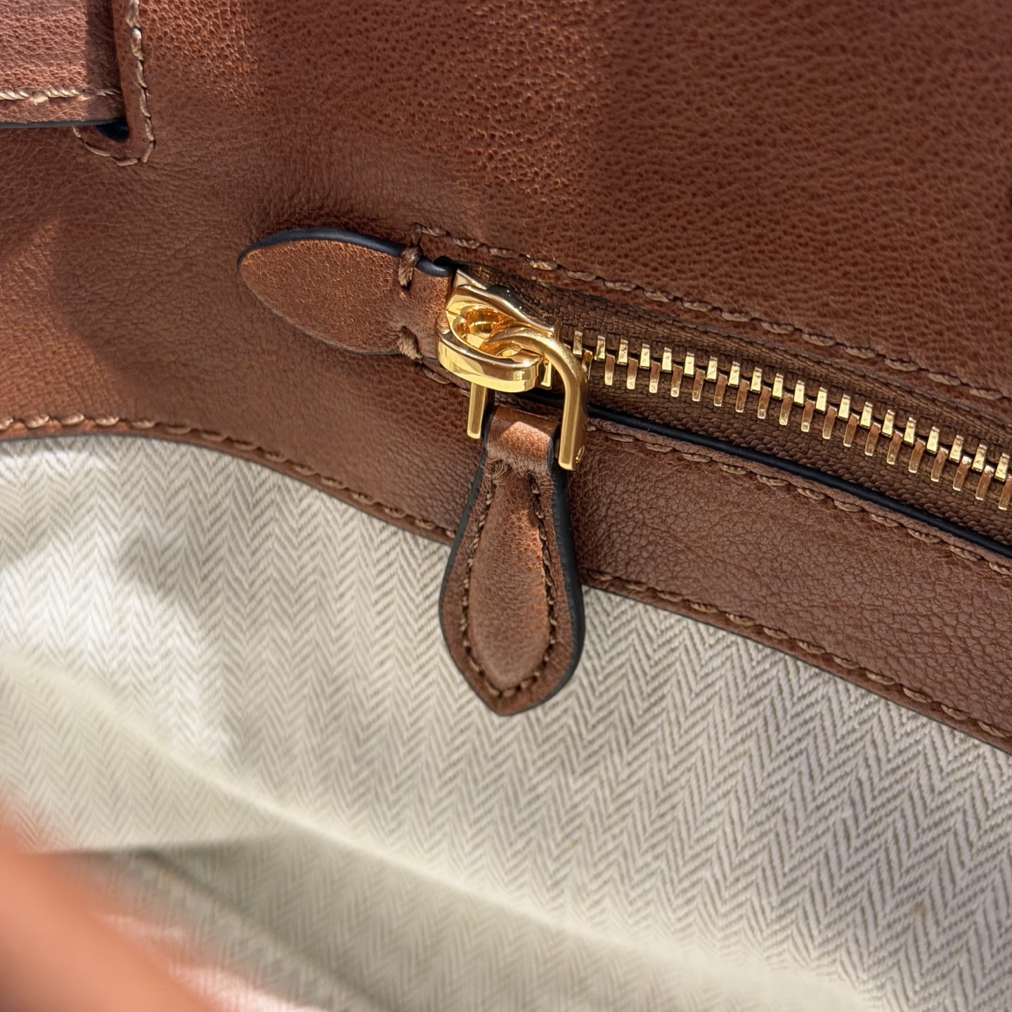 P770 Mi* Mi* 26ss Aventure 采用全新植柔羊皮，皮质柔软高级，Aventure Nappa皮革手袋灵感源自Miu典藏设计，结构经过调整，小版比例更为精致，变得更加轻便，焕发全新个性，饰以压花字母徽标，增添标志性元素，复古金色五金配件，亚麻混纺衬里，配拉链口袋和贴袋，增加长肩带使用更便利，手腕适合用作手提或单肩，
型号：5BA292～
尺寸：30*22*10cm