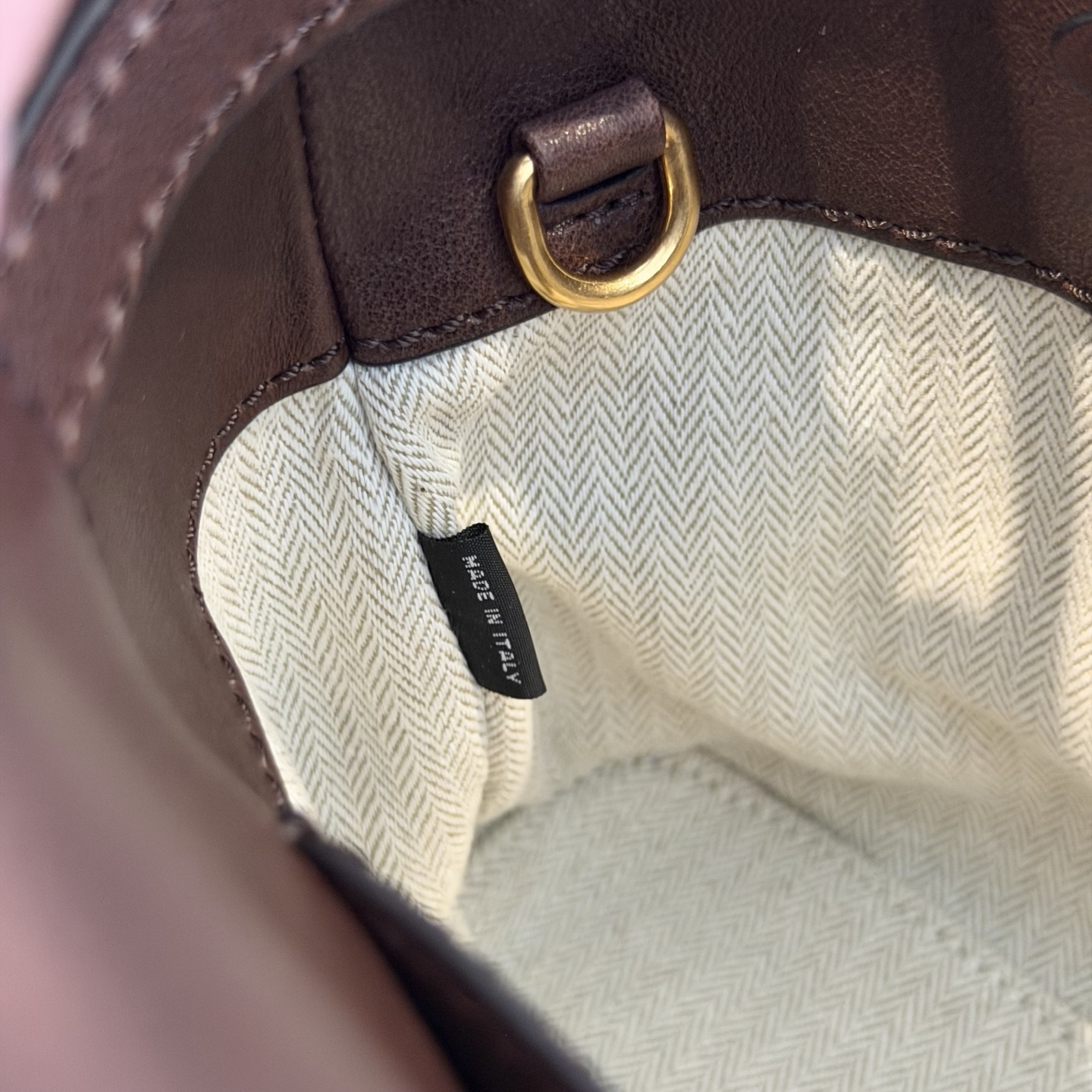 P770 Mi* Mi* 26ss Aventure 采用全新植柔羊皮，皮质柔软高级，Aventure Nappa皮革手袋灵感源自Miu典藏设计，结构经过调整，小版比例更为精致，变得更加轻便，焕发全新个性，饰以压花字母徽标，增添标志性元素，复古金色五金配件，亚麻混纺衬里，配拉链口袋和贴袋，增加长肩带使用更便利，手腕适合用作手提或单肩，
型号：5BA292～
尺寸：30*22*10cm