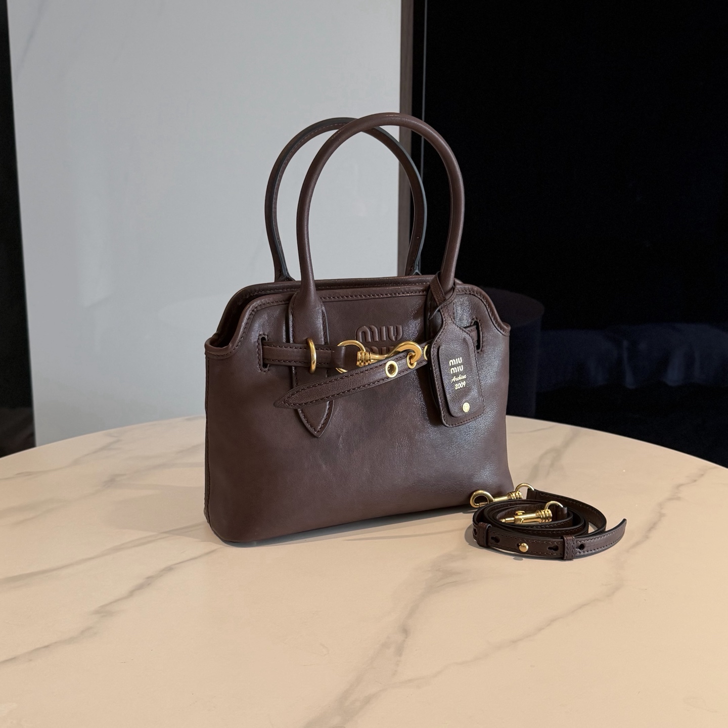 P770 Mi* Mi* 26ss Aventure 采用全新植柔羊皮，皮质柔软高级，Aventure Nappa皮革手袋灵感源自Miu典藏设计，结构经过调整，小版比例更为精致，变得更加轻便，焕发全新个性，饰以压花字母徽标，增添标志性元素，复古金色五金配件，亚麻混纺衬里，配拉链口袋和贴袋，增加长肩带使用更便利，手腕适合用作手提或单肩，
型号：5BA292～
尺寸：30*22*10cm