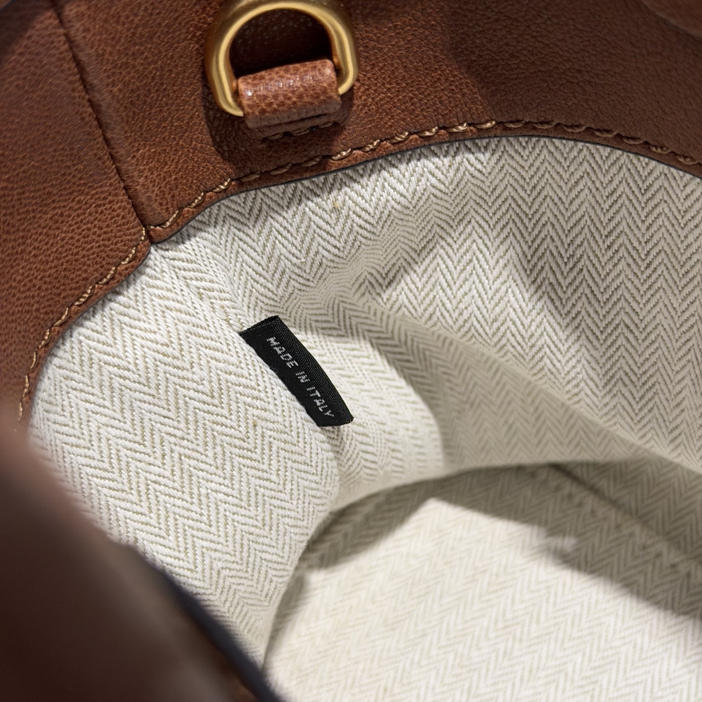 P770 Mi* Mi* 26ss Aventure 采用全新植柔羊皮，皮质柔软高级，Aventure Nappa皮革手袋灵感源自Miu典藏设计，结构经过调整，小版比例更为精致，变得更加轻便，焕发全新个性，饰以压花字母徽标，增添标志性元素，复古金色五金配件，亚麻混纺衬里，配拉链口袋和贴袋，增加长肩带使用更便利，手腕适合用作手提或单肩，
型号：5BA292～
尺寸：30*22*10cm