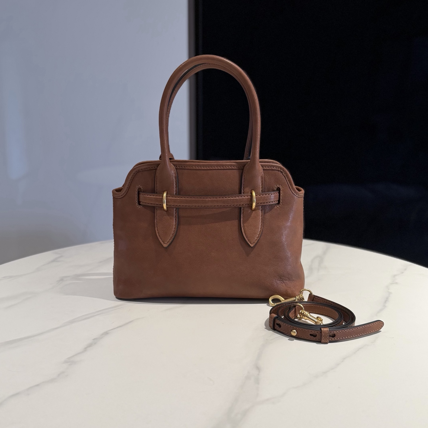 P770 Mi* Mi* 26ss Aventure 采用全新植柔羊皮，皮质柔软高级，Aventure Nappa皮革手袋灵感源自Miu典藏设计，结构经过调整，小版比例更为精致，变得更加轻便，焕发全新个性，饰以压花字母徽标，增添标志性元素，复古金色五金配件，亚麻混纺衬里，配拉链口袋和贴袋，增加长肩带使用更便利，手腕适合用作手提或单肩，
型号：5BA292～
尺寸：30*22*10cm