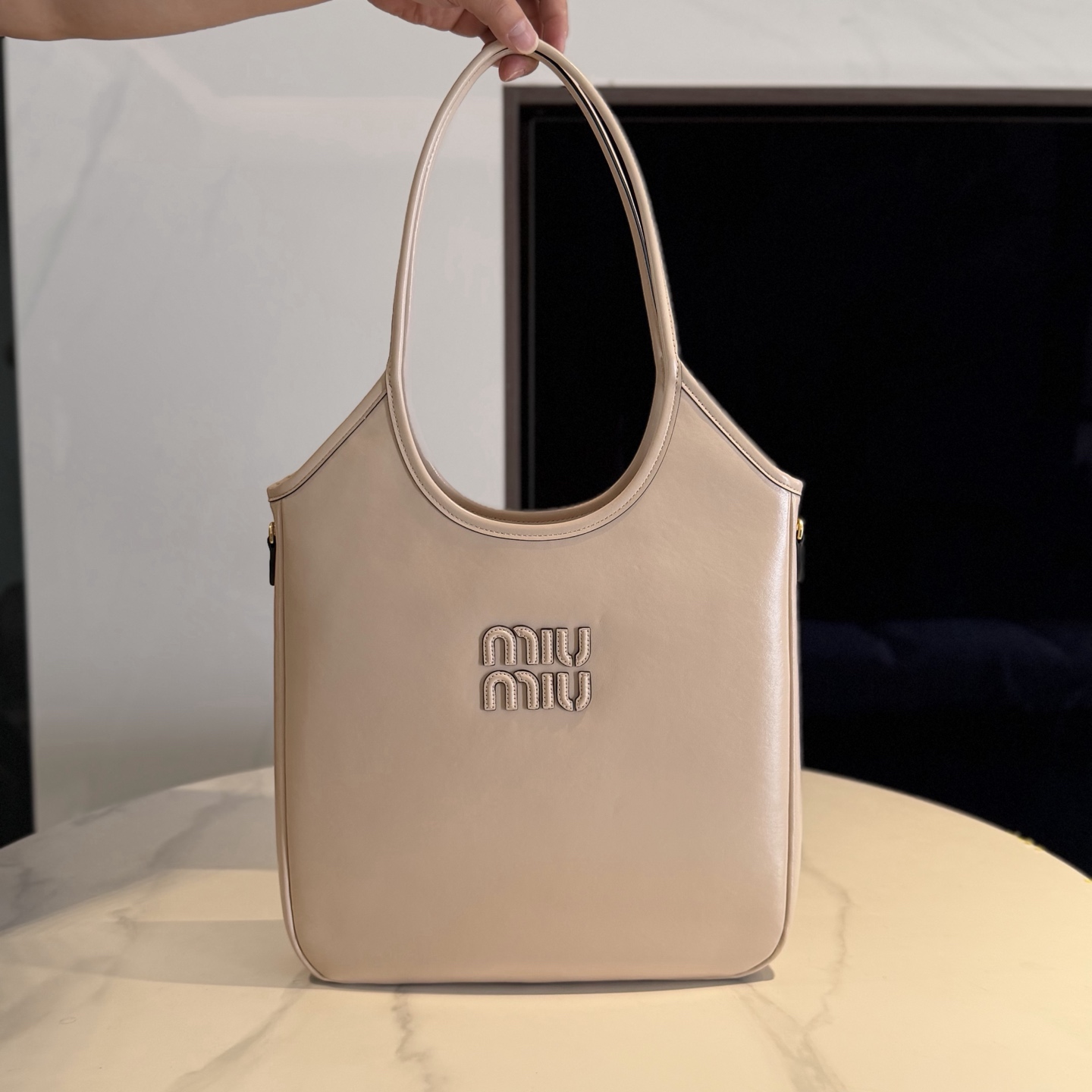 P760 Miu nuevo IVY bolso tote de corte ancho, piel de becerro suave + logotipo dorado, simple y muy reconocible. Latera…