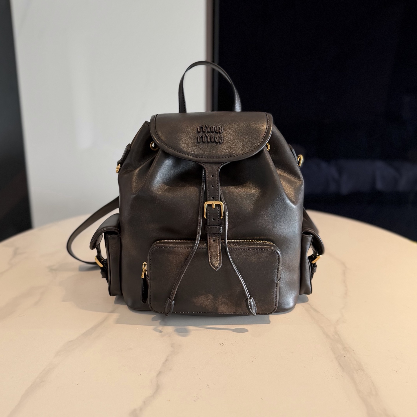 P1080 color desgastado retro Miu M** 25ss mochila de piel / Entre la disciplina y la libertad, lleva un castillo móvil.…
