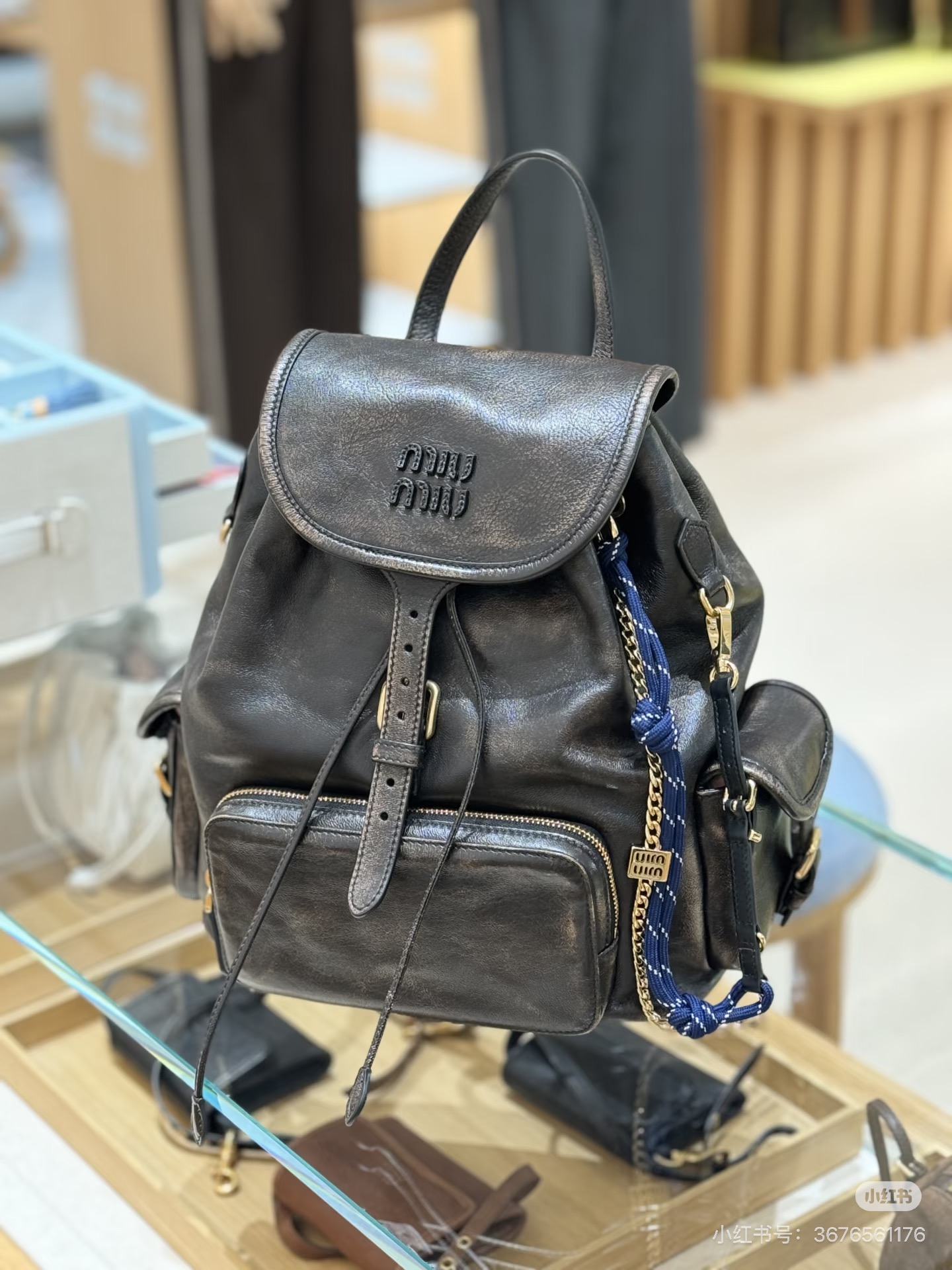 P1080 Miu M** 25ss mochila de piel / Entre la disciplina y la libertad, lleva un castillo móvil. Correas ajustables de …