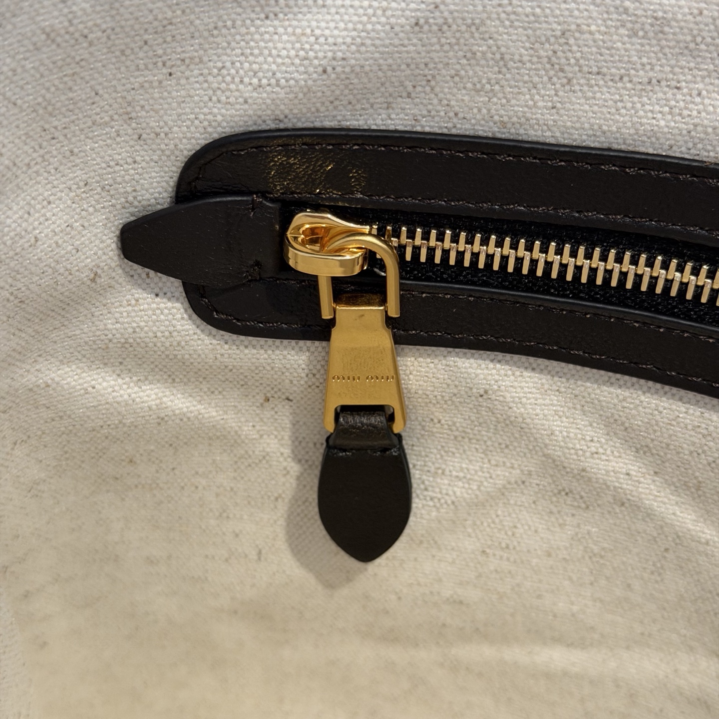 P780 擦色5BG231，Miu家新款伊势丹限定托特包，官网主推，今年绝对爆🔥款式，顶级进口小牛皮，皮面细腻光滑柔软，质感高级，包身软而不塌，气质随性慵懒，容量超大，日常出街背它回头率百分百，手工缝制皮面Logo标志，内里全新麻布里，配拉链式口袋 尺寸35 X*40Cm 配原版包装