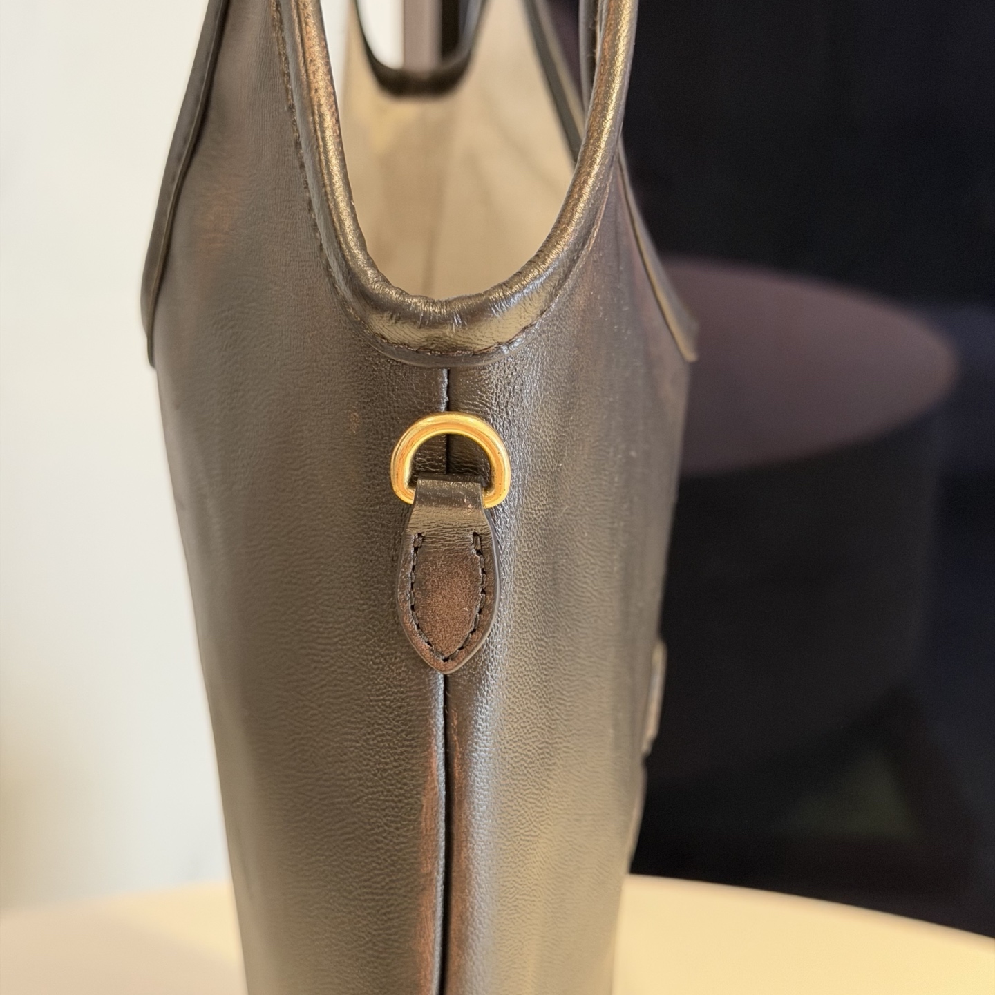 P780 擦色5BG231，Miu家新款伊势丹限定托特包，官网主推，今年绝对爆🔥款式，顶级进口小牛皮，皮面细腻光滑柔软，质感高级，包身软而不塌，气质随性慵懒，容量超大，日常出街背它回头率百分百，手工缝制皮面Logo标志，内里全新麻布里，配拉链式口袋 尺寸35 X*40Cm 配原版包装