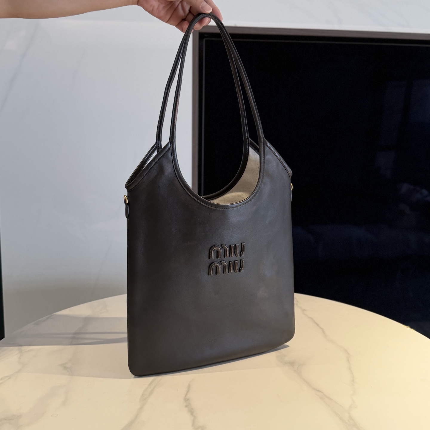 P780 擦色5BG231，Miu家新款伊势丹限定托特包，官网主推，今年绝对爆🔥款式，顶级进口小牛皮，皮面细腻光滑柔软，质感高级，包身软而不塌，气质随性慵懒，容量超大，日常出街背它回头率百分百，手工缝制皮面Logo标志，内里全新麻布里，配拉链式口袋 尺寸35 X*40Cm 配原版包装