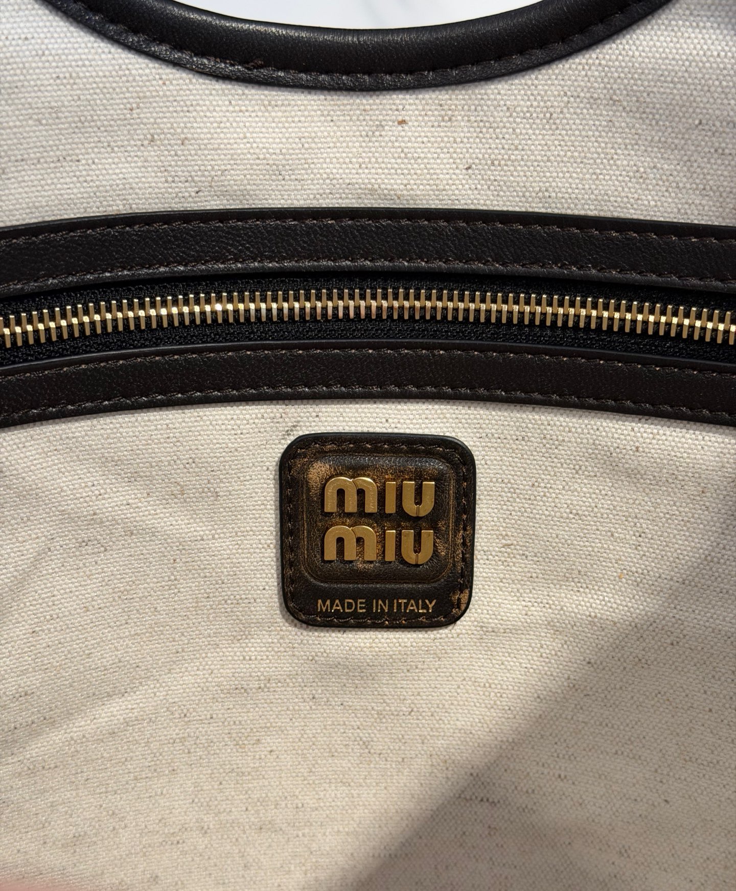 P780 擦色5BG231，Miu家新款伊势丹限定托特包，官网主推，今年绝对爆🔥款式，顶级进口小牛皮，皮面细腻光滑柔软，质感高级，包身软而不塌，气质随性慵懒，容量超大，日常出街背它回头率百分百，手工缝制皮面Logo标志，内里全新麻布里，配拉链式口袋 尺寸35 X*40Cm 配原版包装