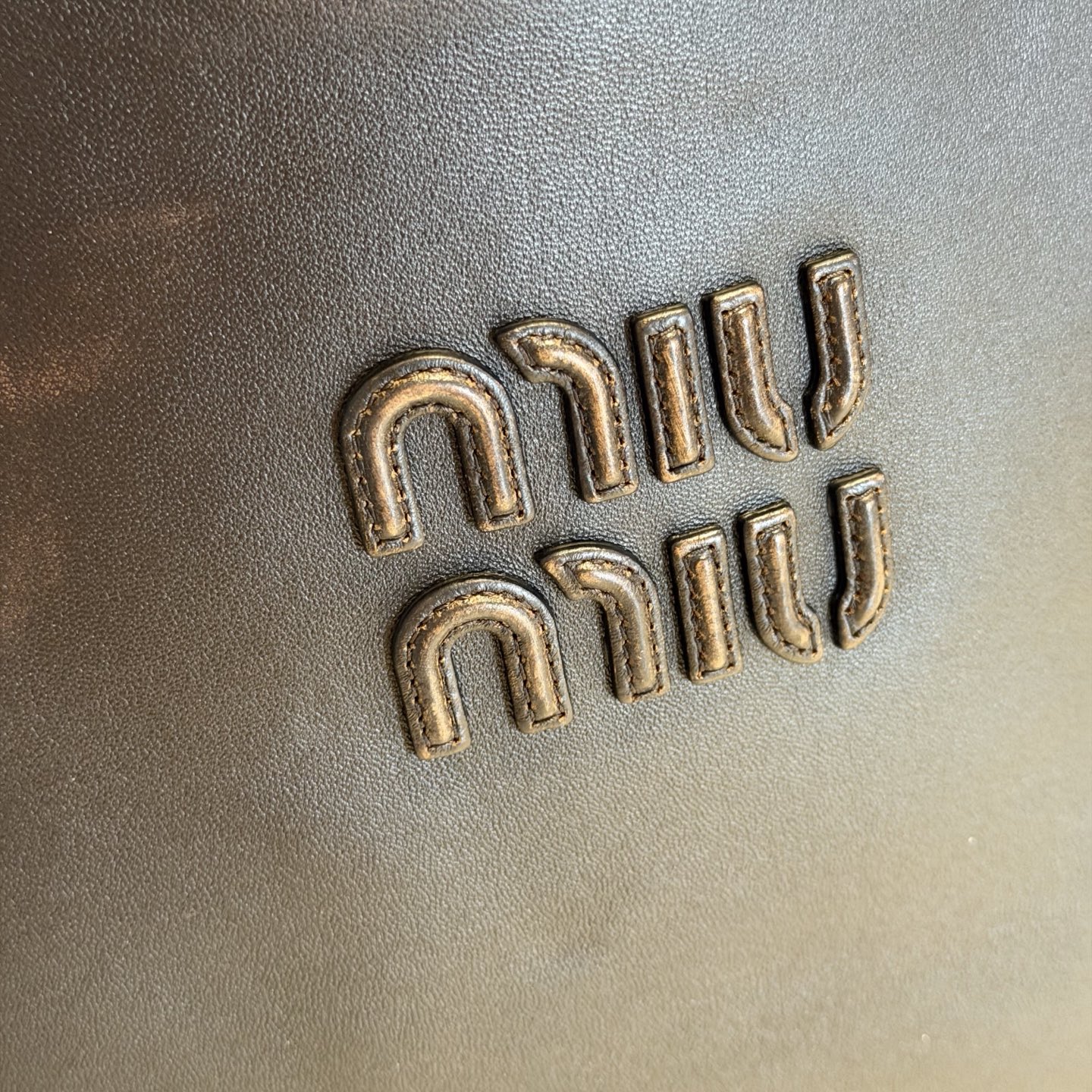 P780 擦色5BG231，Miu家新款伊势丹限定托特包，官网主推，今年绝对爆🔥款式，顶级进口小牛皮，皮面细腻光滑柔软，质感高级，包身软而不塌，气质随性慵懒，容量超大，日常出街背它回头率百分百，手工缝制皮面Logo标志，内里全新麻布里，配拉链式口袋 尺寸35 X*40Cm 配原版包装