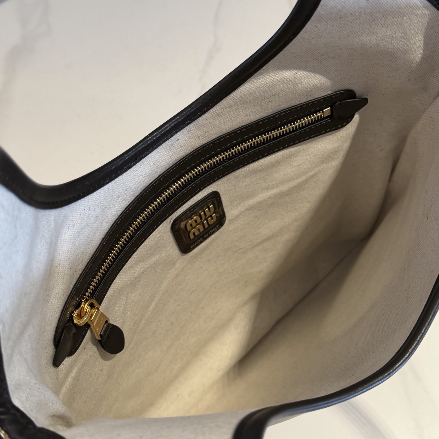 P780 擦色5BG231，Miu家新款伊势丹限定托特包，官网主推，今年绝对爆🔥款式，顶级进口小牛皮，皮面细腻光滑柔软，质感高级，包身软而不塌，气质随性慵懒，容量超大，日常出街背它回头率百分百，手工缝制皮面Logo标志，内里全新麻布里，配拉链式口袋 尺寸35 X*40Cm 配原版包装