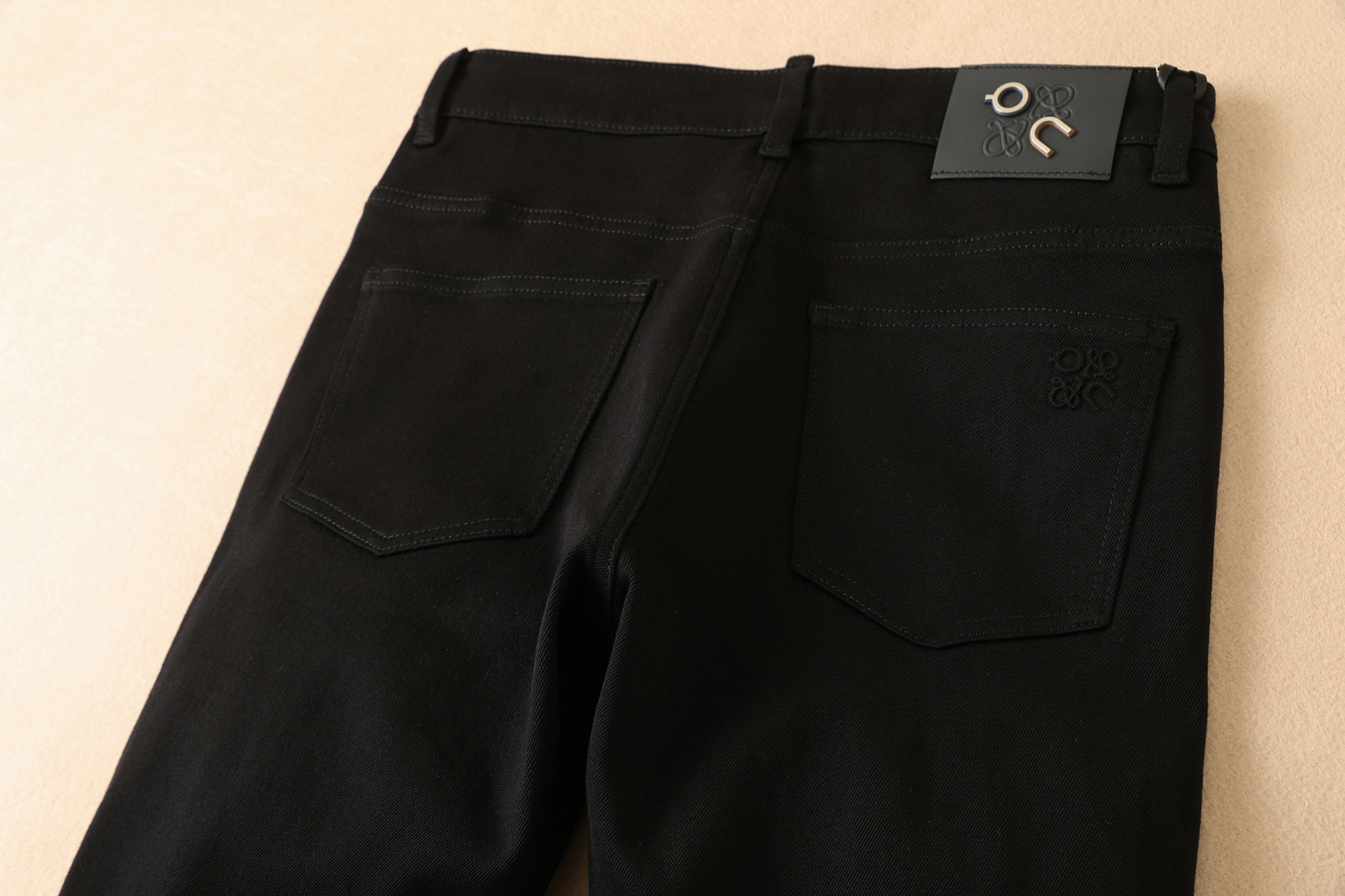 货号： 9365 P195（秋冬新品）
品牌：Loewe 罗*意*威
颜色：黑色 深蓝（带弹力）
尺码：28-38（🈶35）
介绍：🔥🔥原单品质！2025秋冬新款 独家发售 西班牙著名奢侈品牌 轻奢欧美简约风格 时尚休闲百搭系列 裤腰3D立体最新品牌元素撞色针缝刺绣徽章 标志性康丽直喷激光烧花烫印拼色悬浮Logo 头层牛皮皮牌 轻度猫须抓痕 定制原色酵母牛仔水洗工艺 精选重磅丹宁牛仔布 原版YKK五金、面料、辅料全部1:1开模定制  代购品级 柔软有型 立体剪裁 完美细节 你值得拥有 男士修身小直筒牛仔裤（修身不紧身）