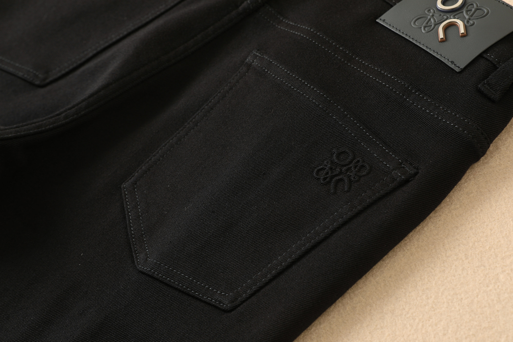 货号： 9365 P195（秋冬新品）
品牌：Loewe 罗*意*威
颜色：黑色 深蓝（带弹力）
尺码：28-38（🈶35）
介绍：🔥🔥原单品质！2025秋冬新款 独家发售 西班牙著名奢侈品牌 轻奢欧美简约风格 时尚休闲百搭系列 裤腰3D立体最新品牌元素撞色针缝刺绣徽章 标志性康丽直喷激光烧花烫印拼色悬浮Logo 头层牛皮皮牌 轻度猫须抓痕 定制原色酵母牛仔水洗工艺 精选重磅丹宁牛仔布 原版YKK五金、面料、辅料全部1:1开模定制  代购品级 柔软有型 立体剪裁 完美细节 你值得拥有 男士修身小直筒牛仔裤（修身不紧身）