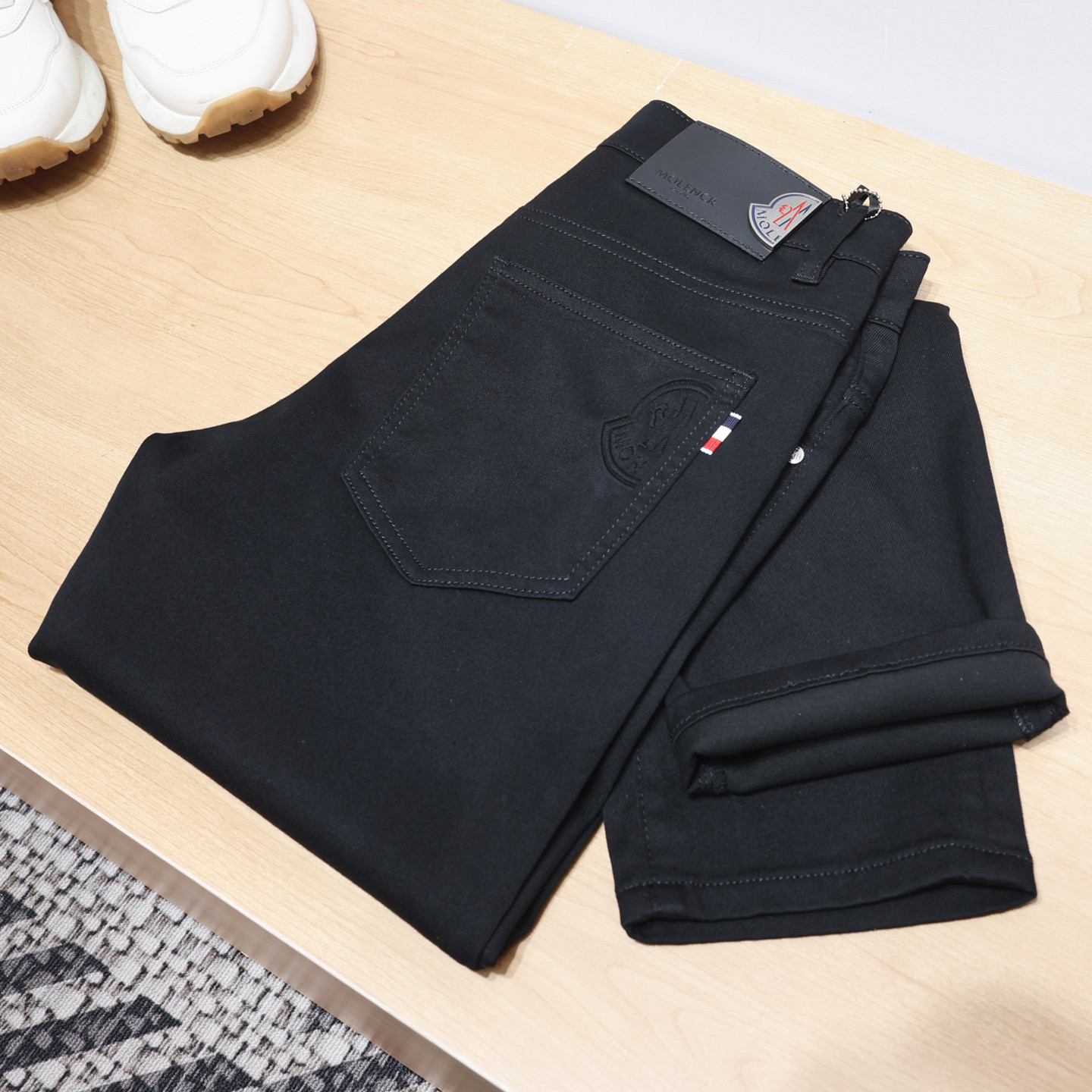 NO:838211,[Moncl*rMon*mouth] Original order quality!  Men's spring and summer slim straight jeans (slim fit but not tight), exclusively customized and the highest version on the market!  2026 new models are on sale simultaneously on the official website of the counter!  Light luxury European and American simple style, fashionable casual and versatile series, low-key luxury and connotation!  Classic blue, white and red webbing splicing, 3D three-dimensional iconic brand letters with simple Kornit direct-injection laser burning and hot stamping suspended logo, first-layer cowhide leather tag!  Mild cat whisker scratches, custom raw color yeast denim craftsmanship!  Selected heavy denim denim, original YKK hardware, fabrics, and accessories are all 1:1 custom molded!  Purchasing quality, soft and stylish, three-dimensional tailoring, perfect details, you deserve it!  Size: 28-38 (35),,jeans,cowhide,19860909【Moncl*r蒙*口】原单品质！春夏男士修身小直筒牛仔裤（修身不紧身）独家定制、市场最高版本！2026新款,专柜官网同步发售！轻奢欧美简约风格、时尚休闲百搭系列、低调奢华有内涵！经典蓝白红织带拼接、3D立体标志性品牌字母简拼康丽直喷激光烧花烫印悬浮Logo、头层牛皮皮牌！轻度猫须抓痕、定制原色酵母牛仔工艺！精选重磅丹宁牛仔布、原版YKK五金、面料、辅料全部1:1开模定制！代购品级、柔软有型、立体剪裁、完美细节、你值得拥有！尺码: 28-38（35）,,jeans,cowhide,,Men's clothing
