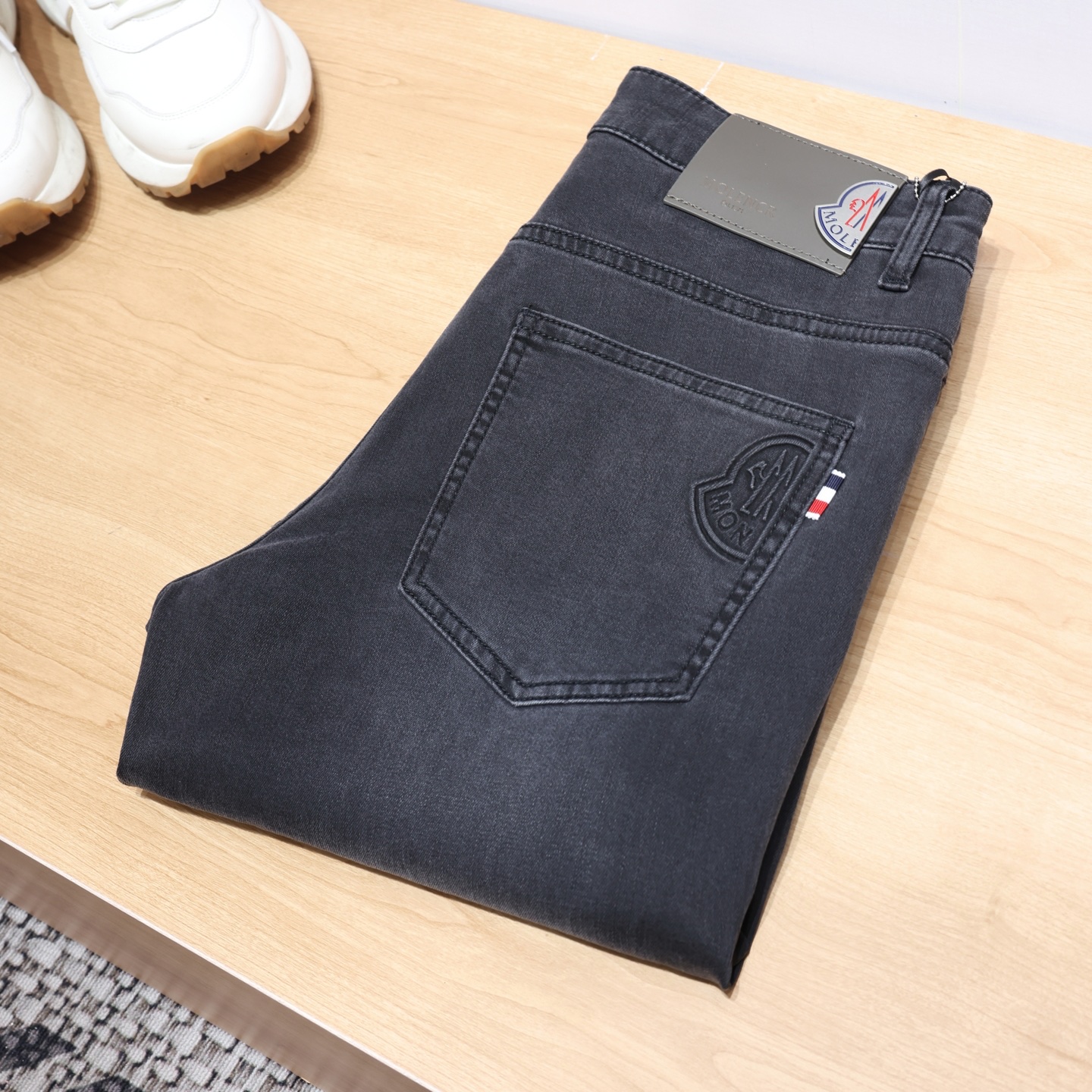 NO:838205,[Moncl*rMon*mouth] Original order quality!  4 colors of spring and summer men's slim straight jeans (slim fit but not tight), exclusively customized and the highest version on the market!  2026 new models are on sale simultaneously on the official website of the counter!  Light luxury European and American simple style, fashionable casual and versatile series, low-key luxury and connotation!  Classic blue, white and red webbing splicing, 3D three-dimensional iconic brand letters with simple Kornit direct-injection laser burning and hot stamping suspended logo, first-layer cowhide leather tag!  Mild cat whisker scratches, custom raw color yeast denim craftsmanship!  Selected heavy denim denim, original YKK hardware, fabrics, and accessories are all 1:1 custom molded!  Purchasing quality, soft and stylish, three-dimensional tailoring, perfect details, you deserve it!  Size: 28-38 (35),,jeans,cowhide,19860909【Moncl*r蒙*口】原单品质！4色春夏男士修身小直筒牛仔裤（修身不紧身）独家定制、市场最高版本！2026新款,专柜官网同步发售！轻奢欧美简约风格、时尚休闲百搭系列、低调奢华有内涵！经典蓝白红织带拼接、3D立体标志性品牌字母简拼康丽直喷激光烧花烫印悬浮Logo、头层牛皮皮牌！轻度猫须抓痕、定制原色酵母牛仔工艺！精选重磅丹宁牛仔布、原版YKK五金、面料、辅料全部1:1开模定制！代购品级、柔软有型、立体剪裁、完美细节、你值得拥有！尺码: 28-38（35）,,jeans,cowhide,,Men's clothing
