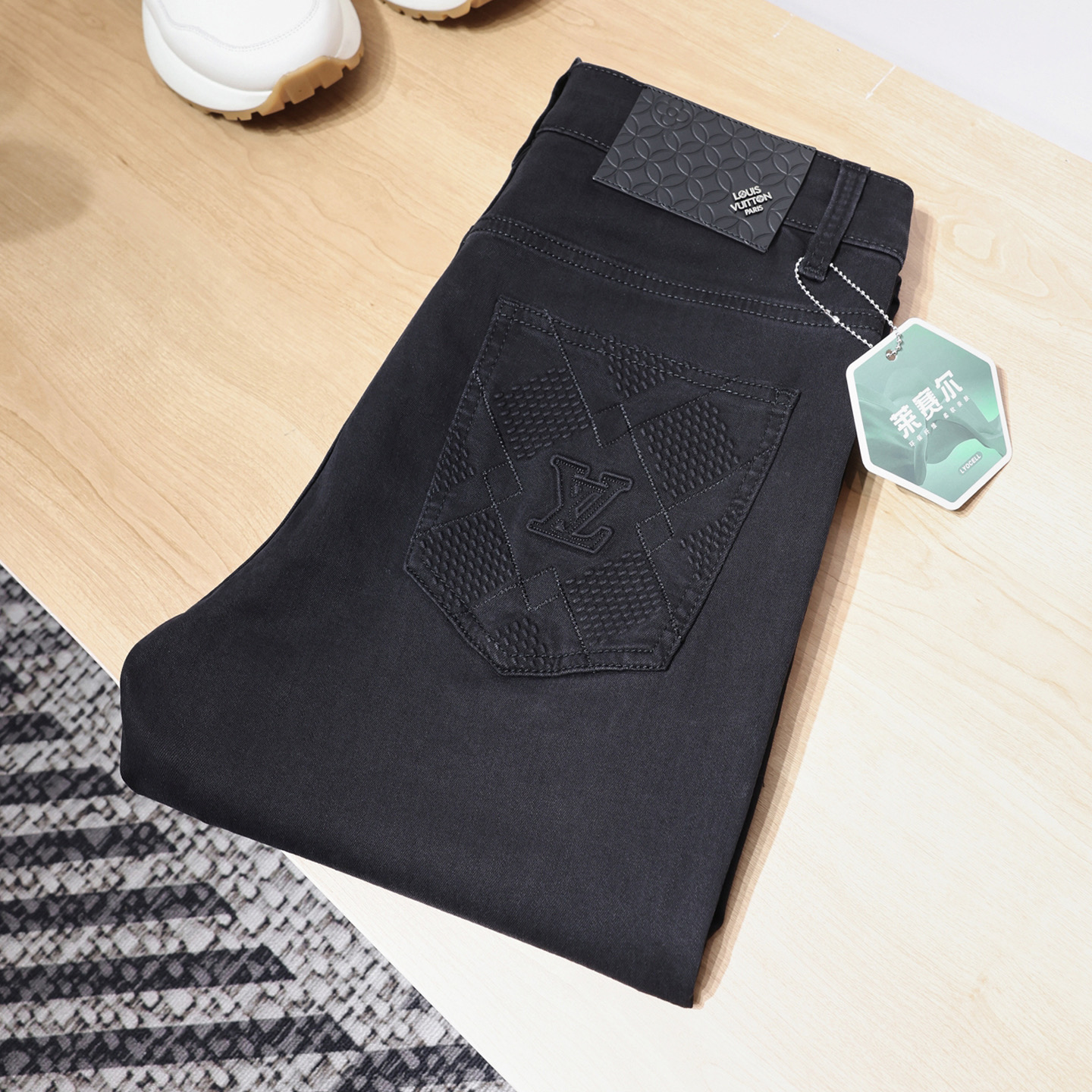 NO:838257,[LV Louis*ton] original order quality!  Black and gray!  Spring and summer men's slim straight jeans (with elasticity, slim fit but not tight), exclusively customized, the highest version on the market!  2026 new products will be released simultaneously on the official website of the counter!  Light luxury European and American simple style, fashionable, casual and versatile series, unique design!  3D three-dimensional iconic brand LV letter element Kornit direct-injection laser burning hot stamping suspended logo, gold inlay embellishment, first-layer cowhide leather brand!  Mild cat whisker scratches, customized original color yeast washing process!  Selected heavy denim denim, original YKK hardware, fabrics, and accessories are all 1:1 custom molded!  Purchasing quality, soft and stylish, three-dimensional tailoring, perfect details, you deserve it!  Size: 28-38 (35),,louis vuitton,louis vuitton,jeans,cowhide,19860909【LV路易*登】原单品质！黑灰！春夏男士修身小直筒牛仔裤（带弹力,修身不紧身）独家定制,市场最高版本！2026新品、专柜官网同步发售！轻奢欧美简约风格、时尚休闲百搭系列、与众不同的设计！3D立体标志性品牌LV字母元素康丽直喷激光烧花烫印悬浮Logo、金色镶线点缀装饰、头层牛皮皮牌！轻度猫须抓痕、定制原色酵母洗水工艺！精选重磅丹宁牛仔布、原版YKK五金、面料、辅料全部1:1开模定制！代购品级、柔软有型、立体剪裁、完美细节、你值得拥有！尺码: 28-38（35）,,louis vuitton,louis vuitton,jeans,cowhide,,Men's clothing