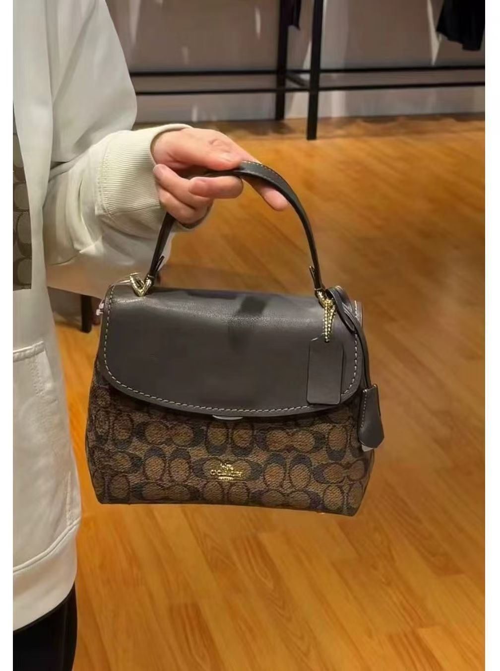 Coach New color CDB08 has been shipped.