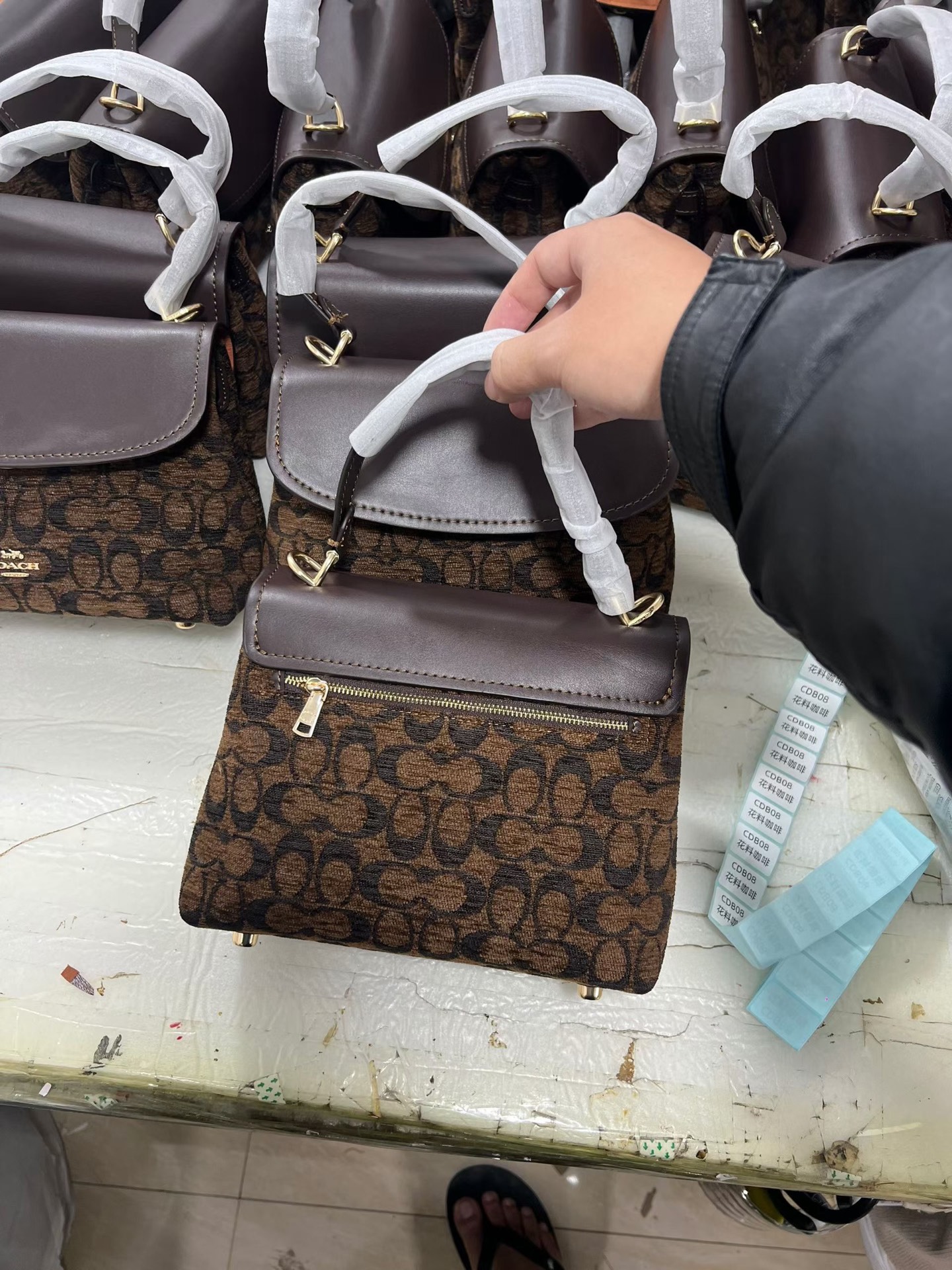 Coach New color CDB08 has been shipped.