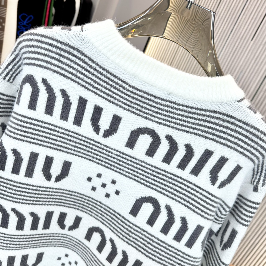 Customized High-Quality Knitwear by MiuMiu: Unique Design, Premium Materials, Unisex Sizing - 图片 9