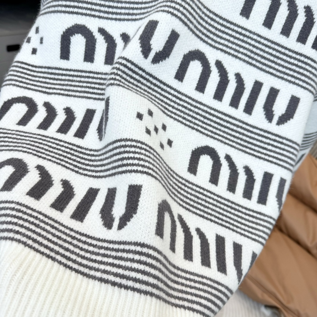 Customized High-Quality Knitwear by MiuMiu: Unique Design, Premium Materials, Unisex Sizing - 图片 8