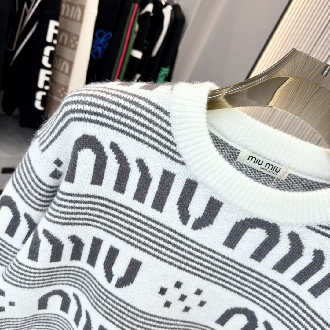 Customized High-Quality Knitwear by MiuMiu: Unique Design, Premium Materials, Unisex Sizing - 图片 5