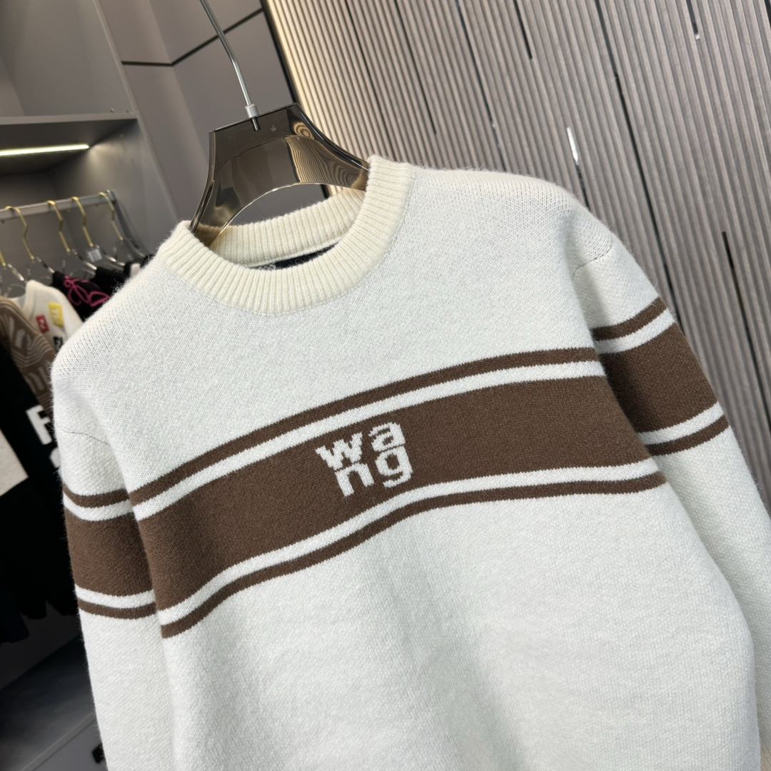 High-Quality Customized Knitwear by DB: Wang Sweater with Lettered Towel and Round Collar. - 图片 4