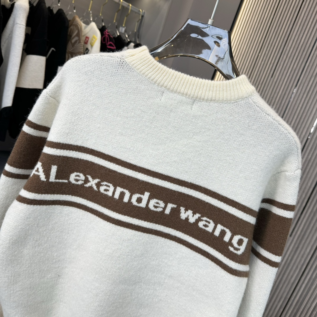 High-Quality Customized Knitwear by DB: Wang Sweater with Lettered Towel and Round Collar. - 图片 7